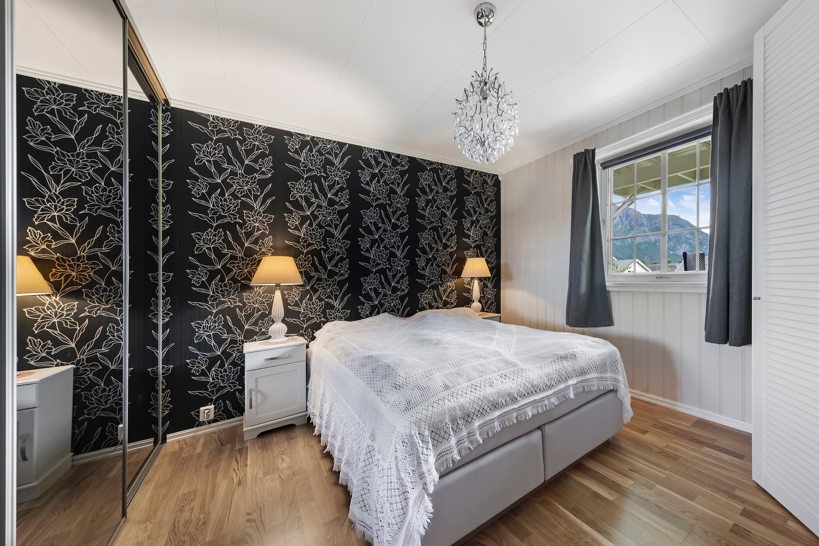 Hovedsoverom med skyvedørsgarderobe Galleribilde