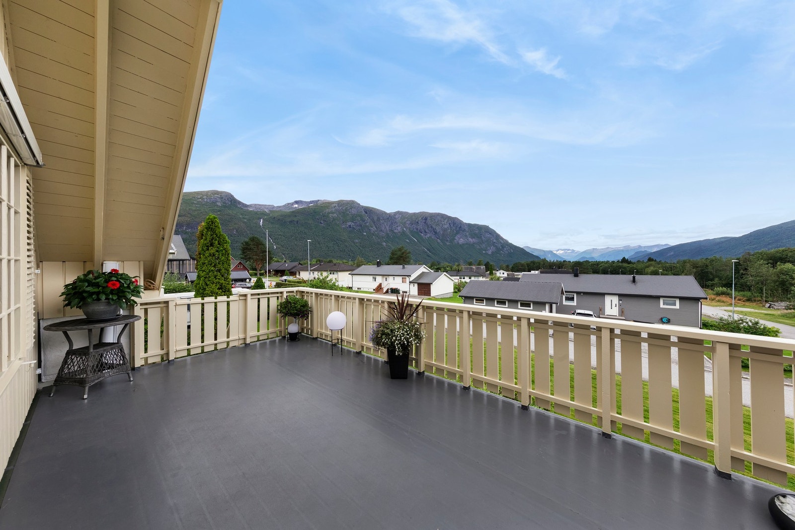 Romslig veranda med utgang fra stue Galleribilde