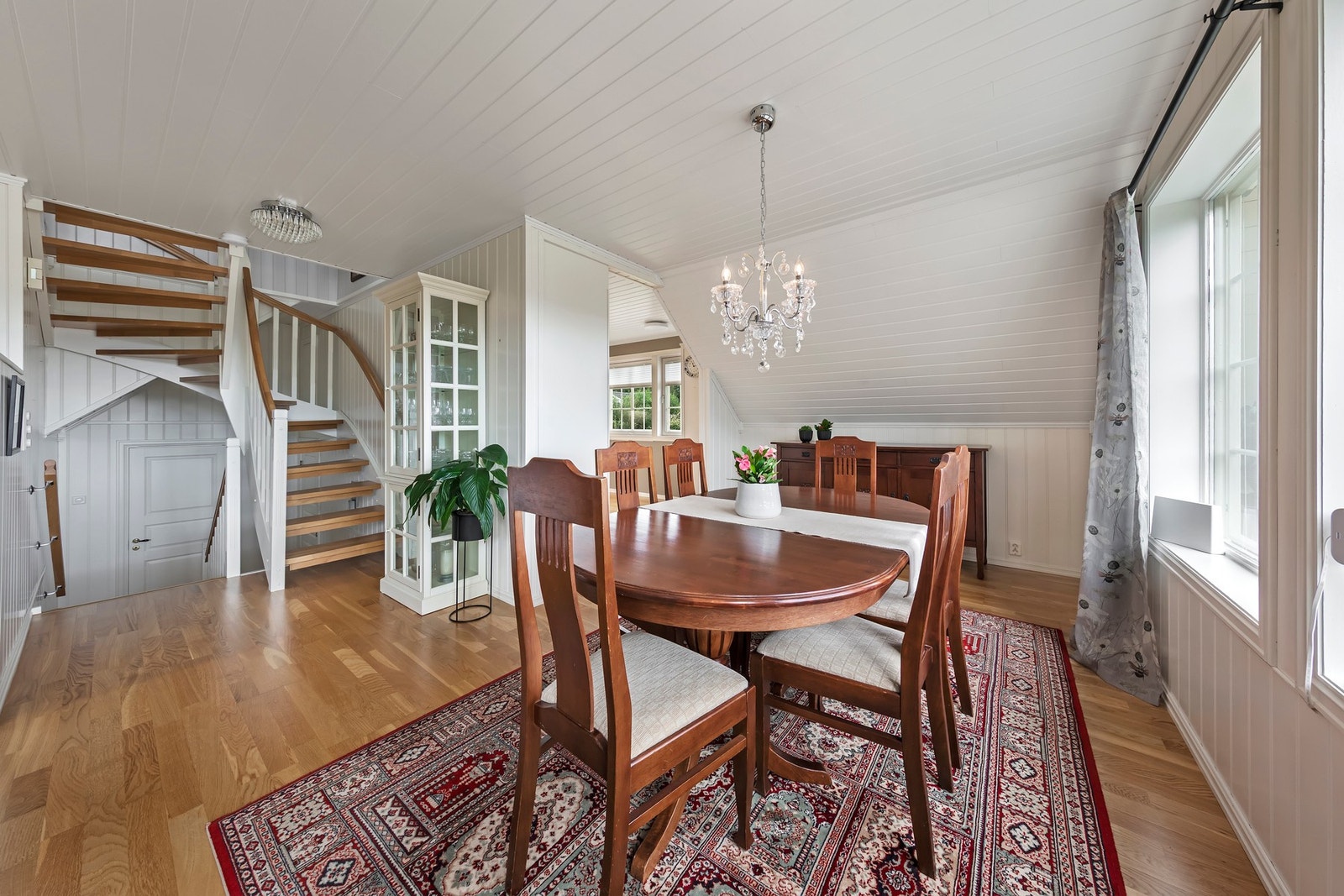 Her har man plass til både spisegruppe og sofakrok Galleribilde