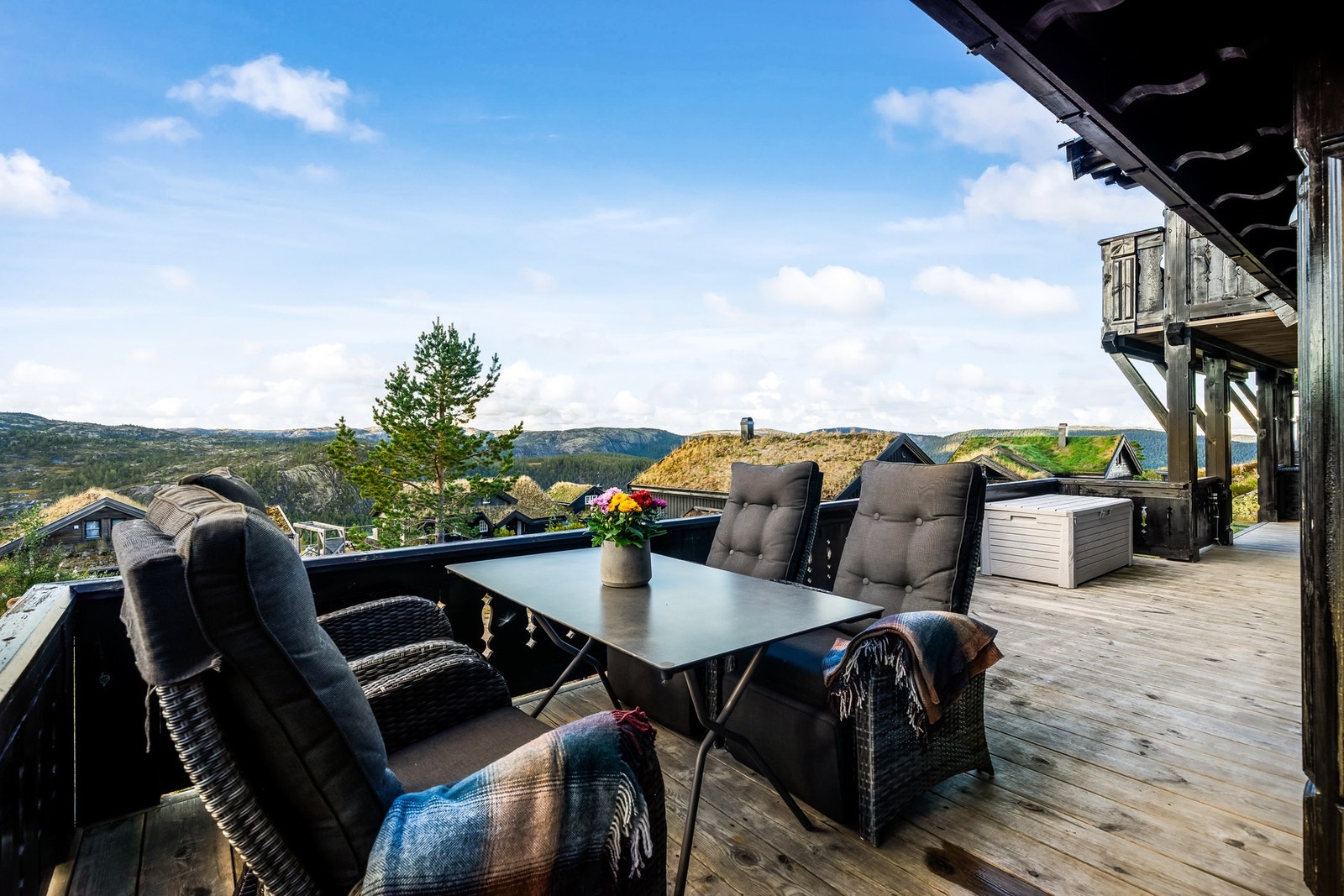 Store deler av terrasse ligger høyt og fritt med fint utsyn. Galleribilde