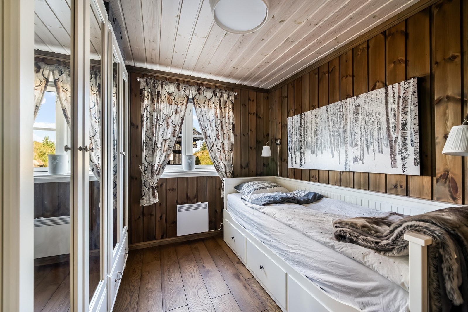 Fint soverom (1) med 1-stavs parkett og veggflater med panel. Garderobeskap. Galleribilde