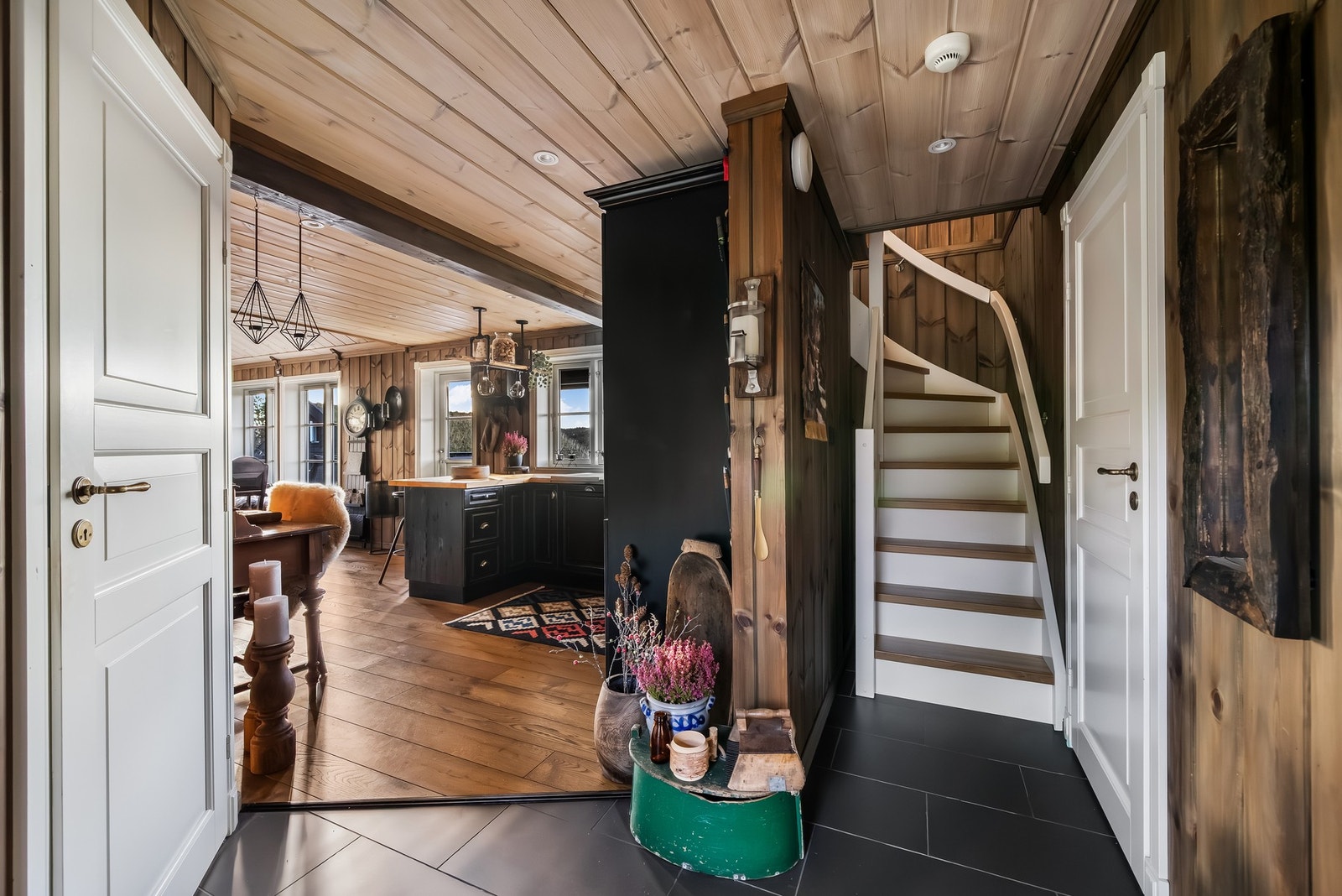 Downlights i taket. Tilgang til bad 1, to av soverommene og videre inn i kjøkkenet og stuen. Galleribilde