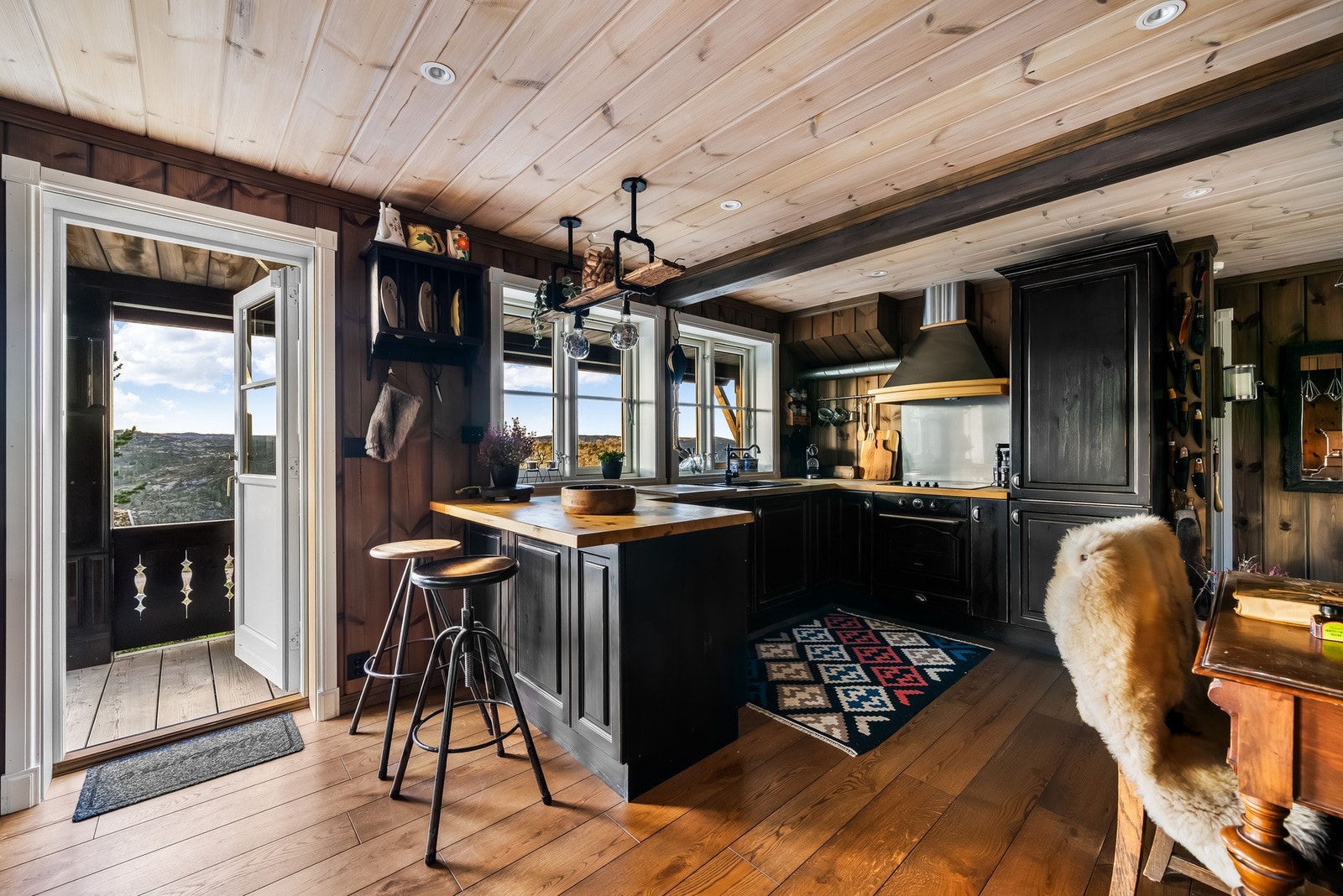 Trivelig og pen kjøkkeninnredning fra Lom Interiør. Kjøkkenbenk med sitte-/barløsning. Galleribilde