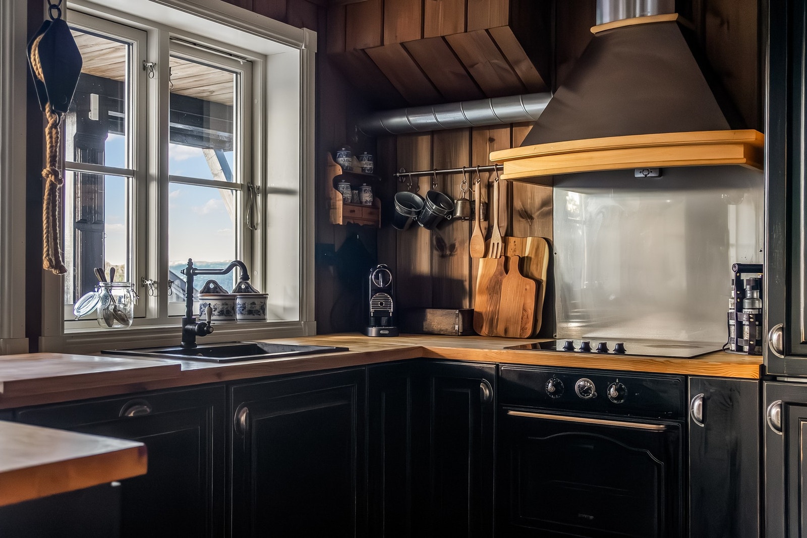 Et kjøkken som harmonerer meget godt med hyttas øvrige standard. Galleribilde