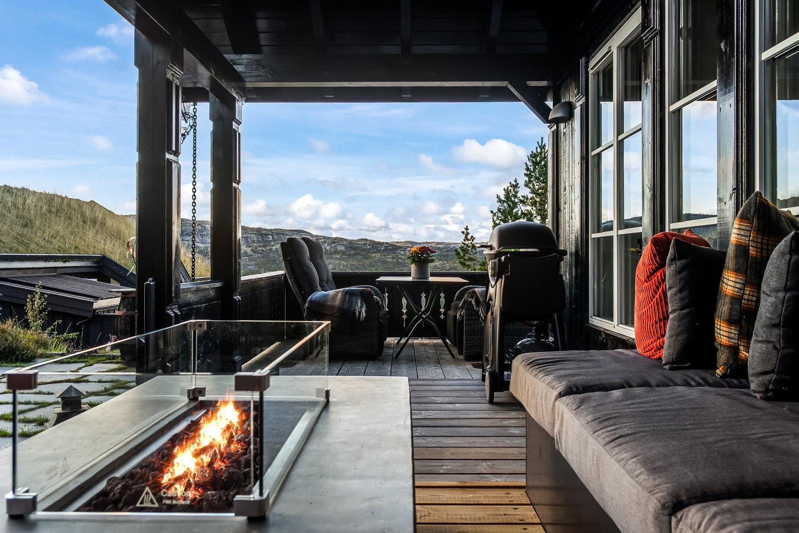 Ca. 13 m2 m2 mot vest og ca. 8 m2 mot nord er overbygget som sikrer beskyttelse mot vær og vind. Galleribilde