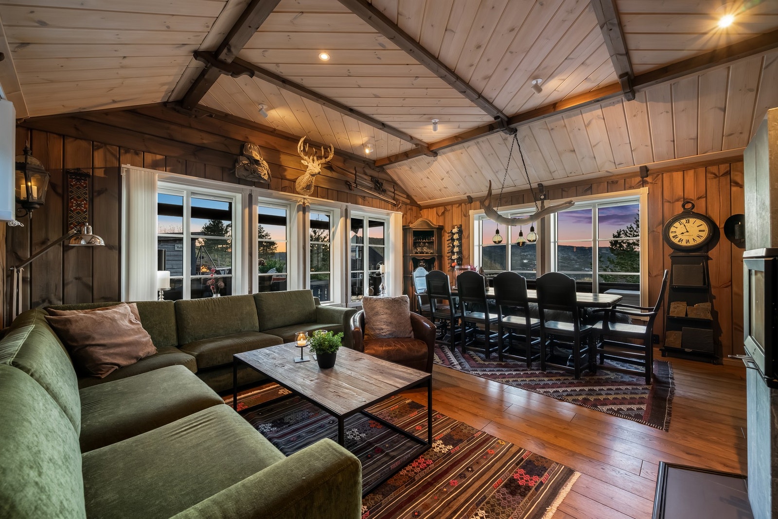 Hyttas store oppholdsrom er en romslig stue med god takhøyde, store vinduer og en særdeles hyggelig atmosfære. Galleribilde