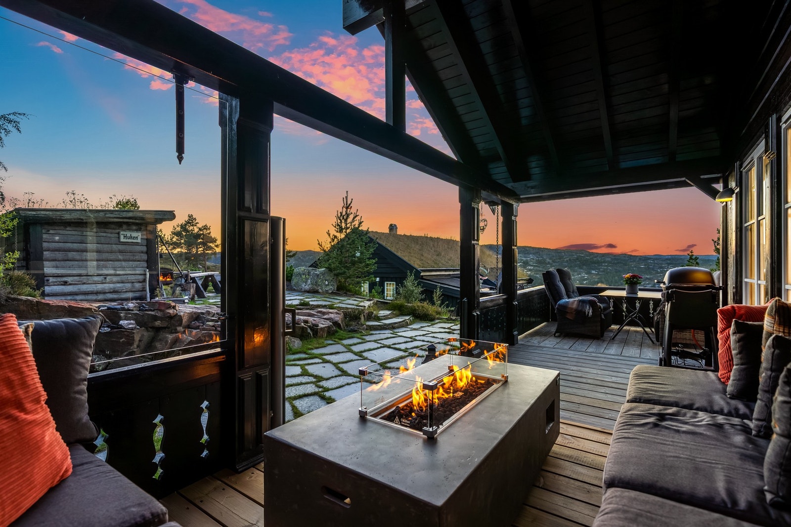 I den ene delen av terrassen er det en romslig sittegruppe. Galleribilde