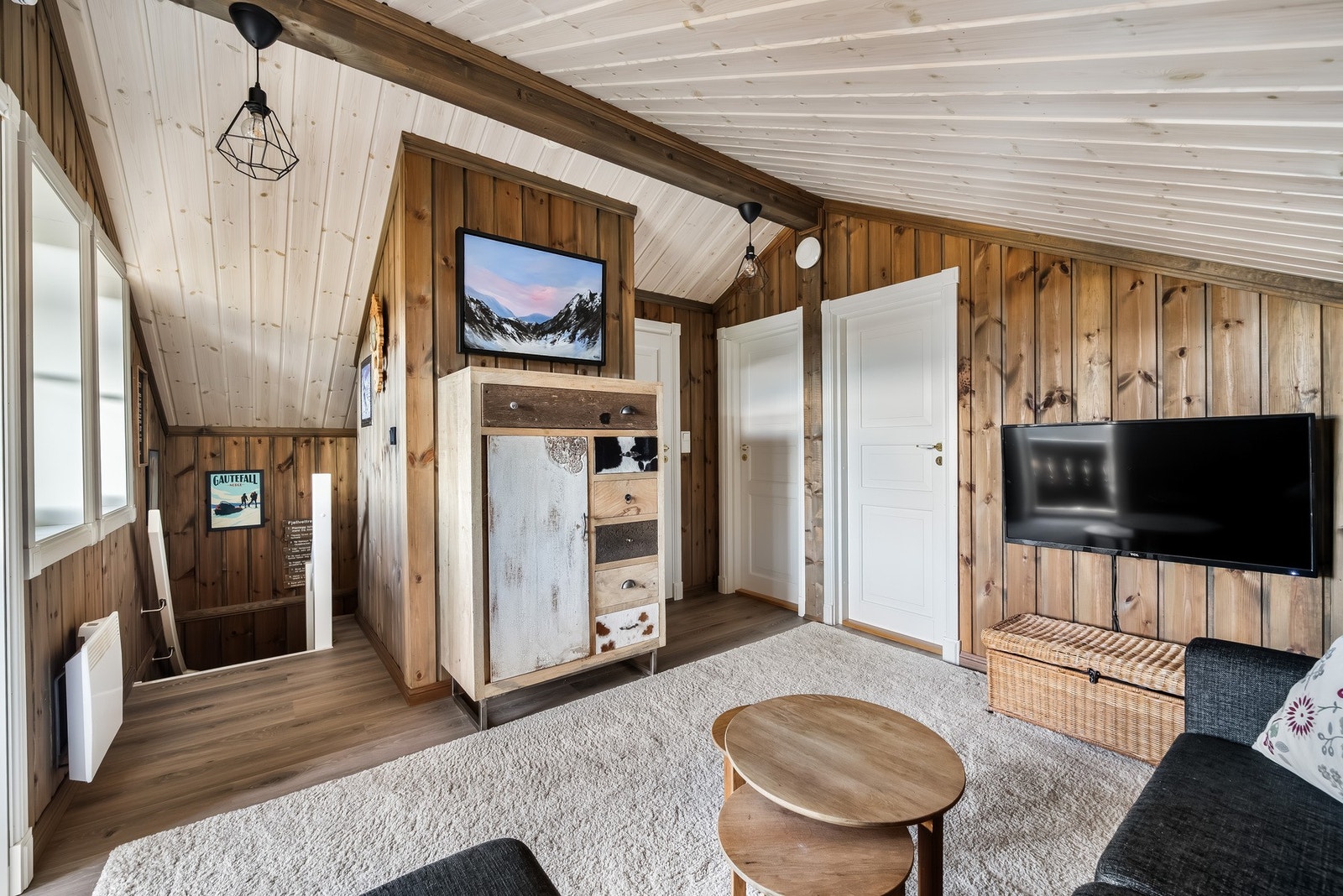 Stue i 2 etasje som egner seg godt som en tv-stue. Etasjen har gulvareal (GUA) på 30 m2. Galleribilde