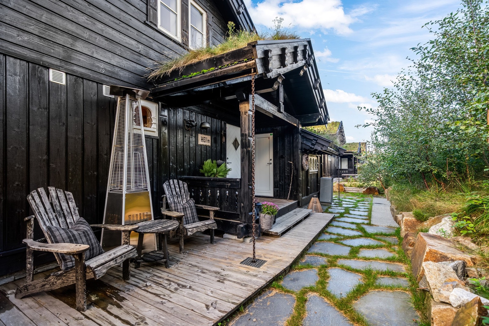 Ved inngangspartiet er det også en hyggelig uteplass. Galleribilde