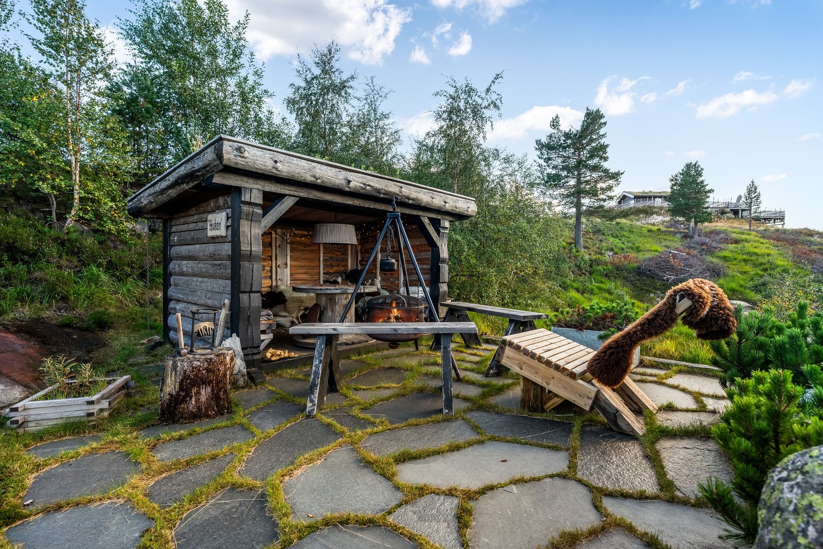 Flott gapahuk/grillplass til stor glede både sommer og vinter. Galleribilde