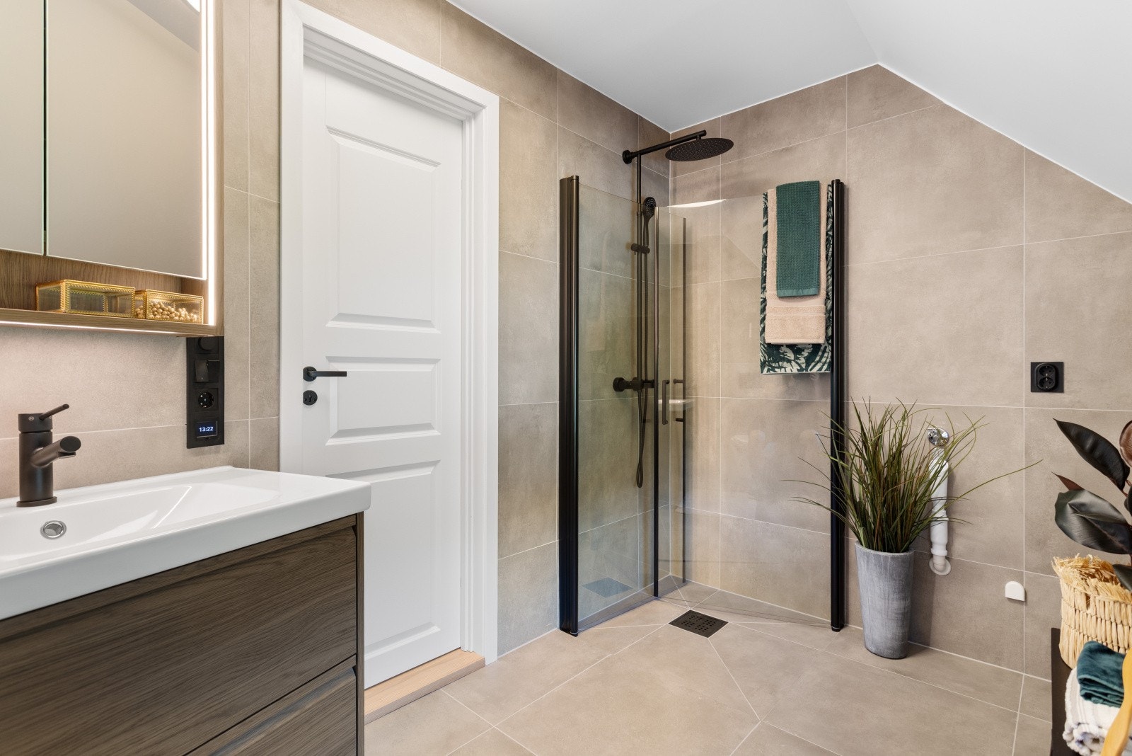 Arbeidet er utført av fagfolk og med sine tidsriktige farger og moderne innredning fremstår badet som svært pent. Galleribilde