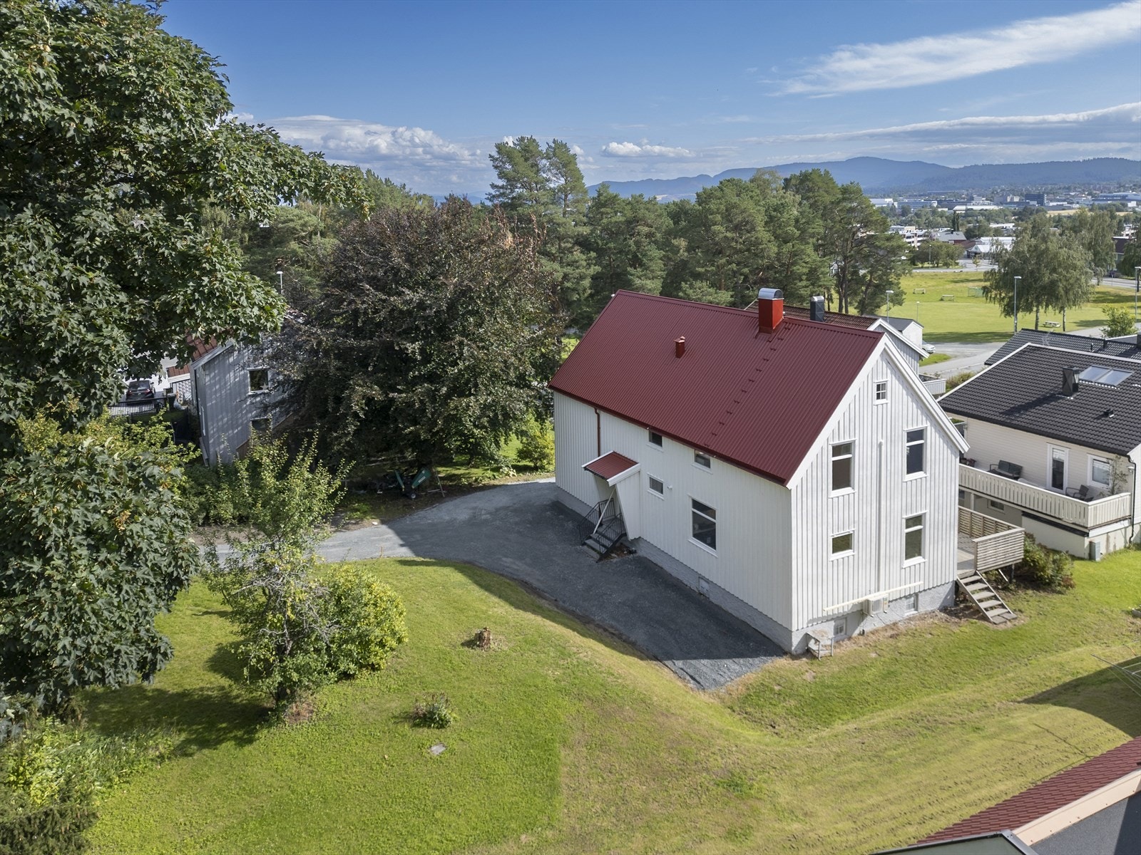 Persaunvegen 58 passer perfekt for deg som ønsker en rolig og tilbaketrukket hverdag, uten å gi slipp på nærheten til servicetilbud, byliv og gode rekreasjonsmuligheter. Galleribilde