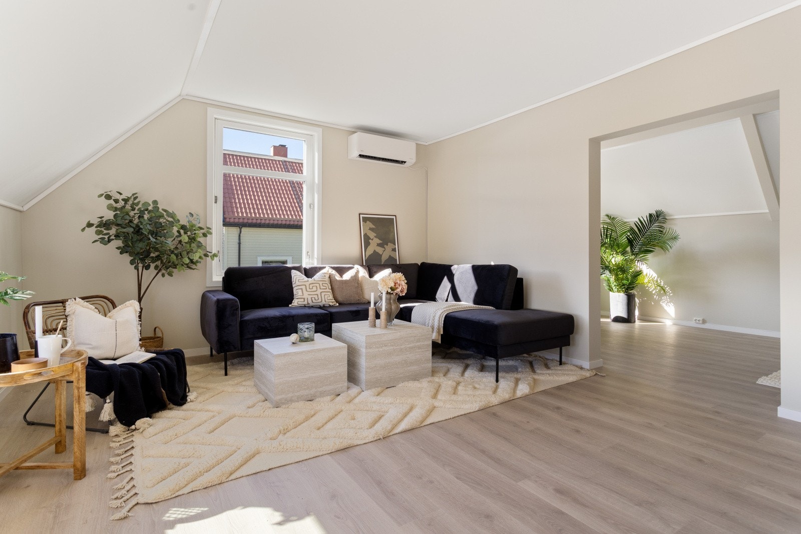 En svært romslig stueløsning med god plass for spisestue og sofakrok/sittegruppe (34 m²). Galleribilde