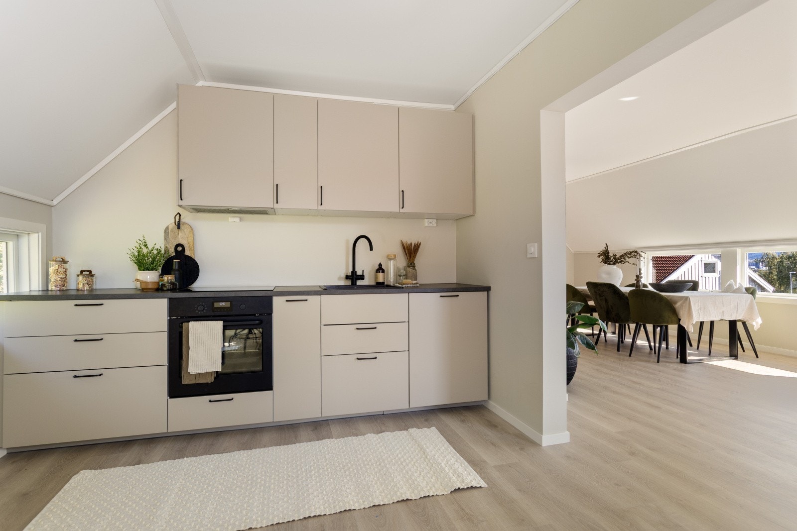 Delvis adskilt kjøkken (2025 - 14 m²) med integrerte hvitevarer. Galleribilde