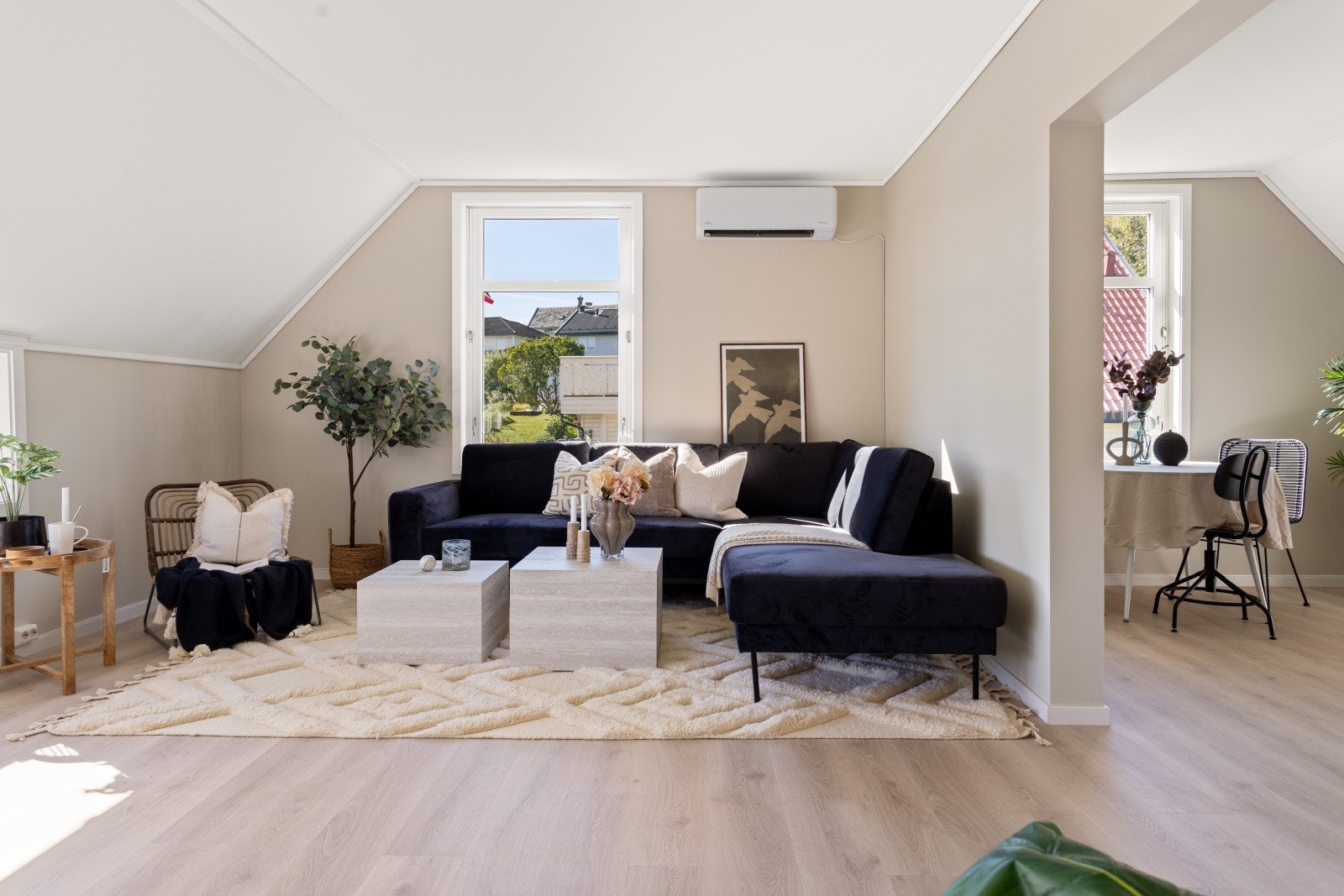 Med skjermet beliggenhet og grønt på alle kanter har man 145 m² BRA-i fordelt på 2. etasje og loft. Loftet består av 38 m² lagring og uante muligheter, mens alt man trenger er i 2. etasje! Galleribilde