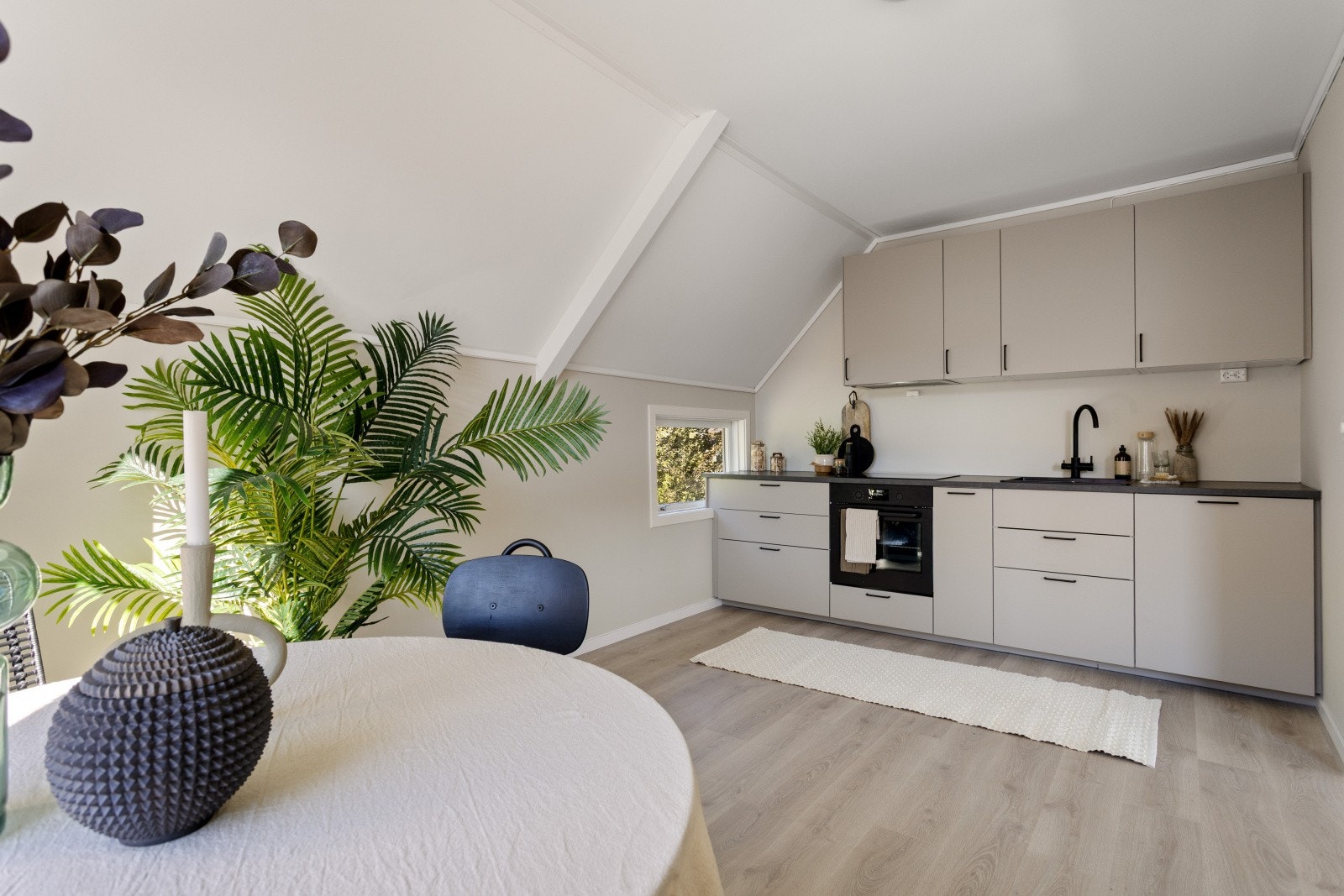 Kjøkkenrommet har god plass til spisebord. Galleribilde