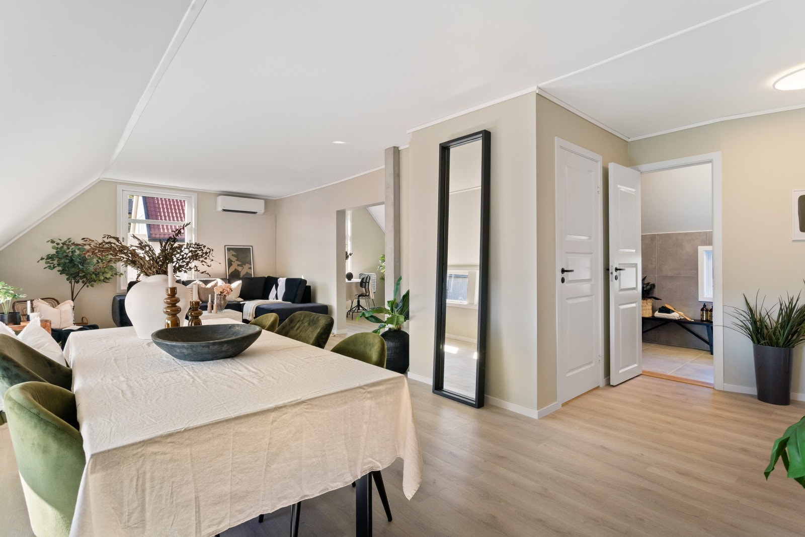 Alle rommene bindes godt sammen, og planløsningen oppleves å ha god flyt. Galleribilde