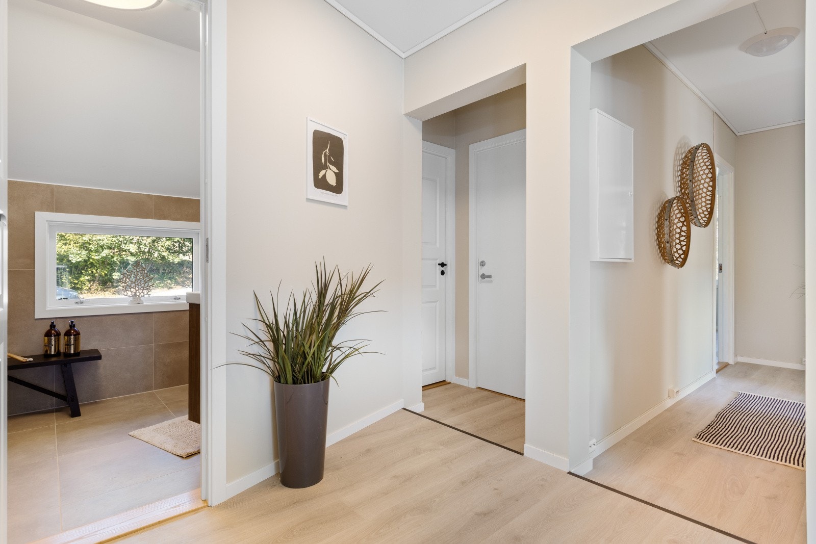 Fra felles yttergang kommen man inn i selve boligen. Fra entreen når man også loftet. Galleribilde