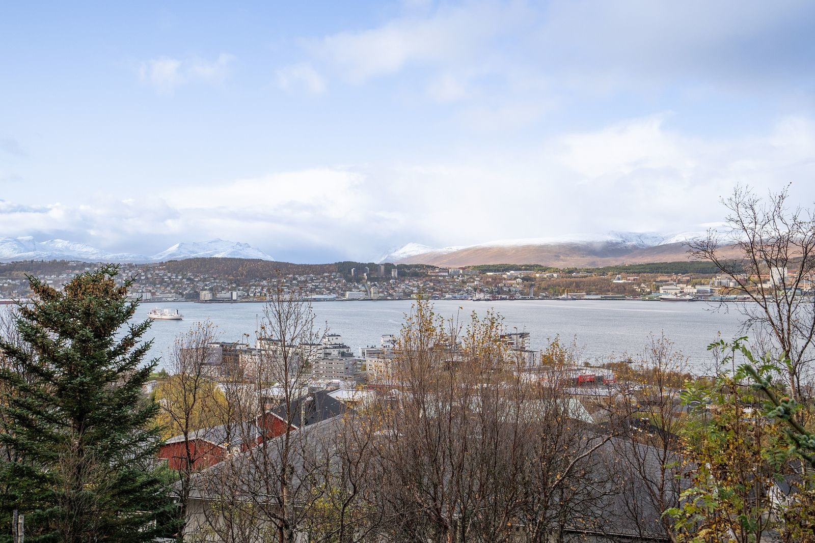 Fra leiligheten er det nydelig utsikt mot Tromsøysundet og Tromsøya.