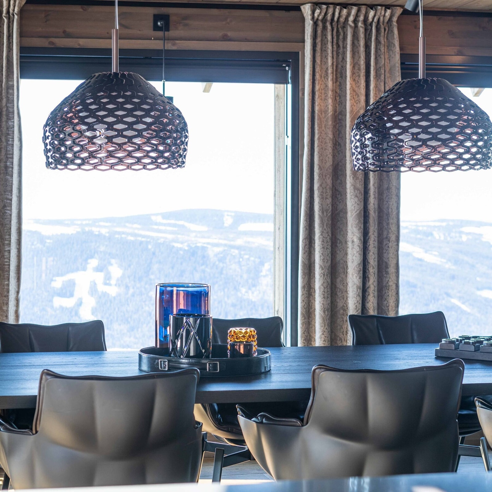 Store vinduer gir god utsikt fra hovedetasjen. Foto fra en av våre Vy-hytter. Galleribilde