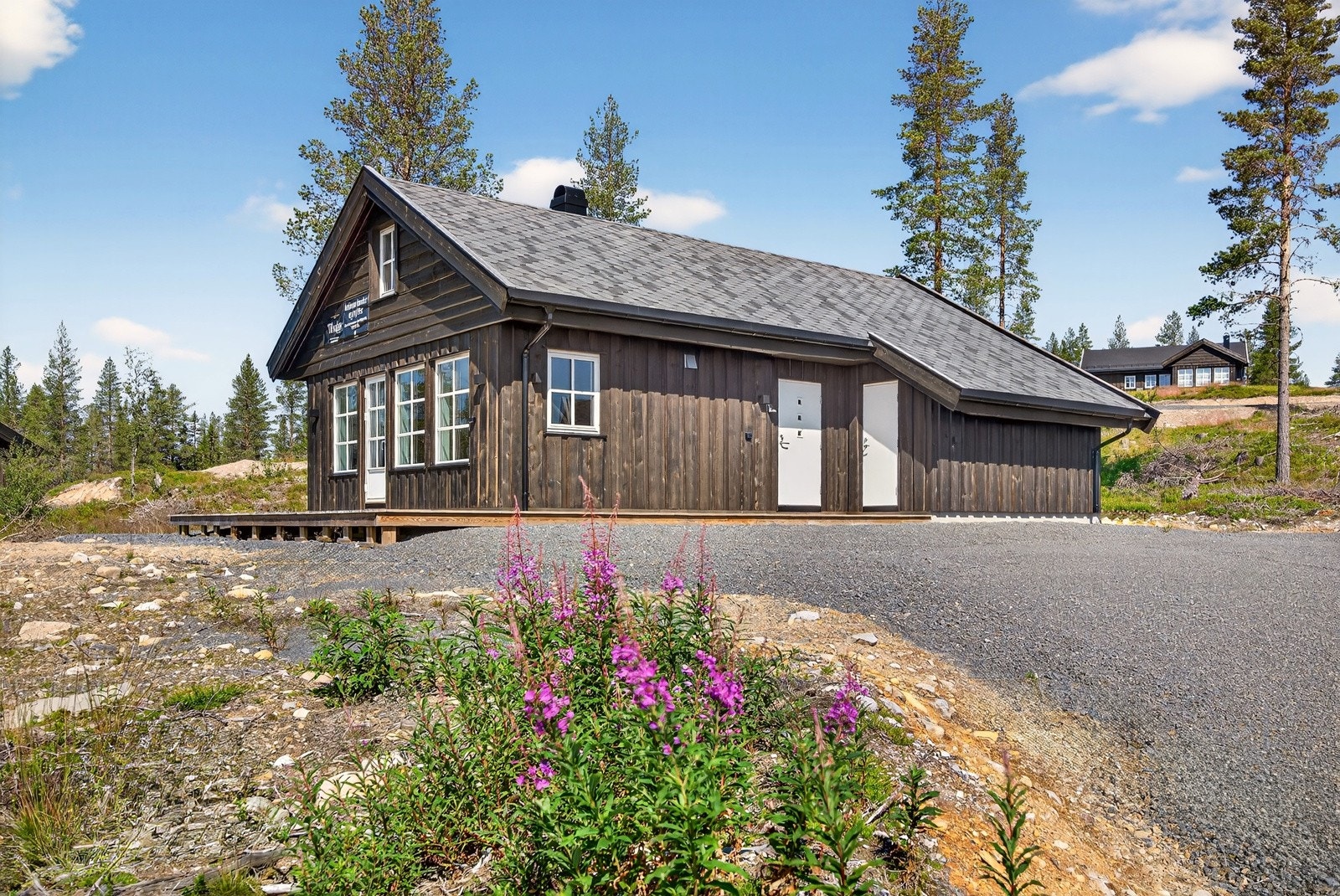 Privatmegleren ved Morten Liavaag har gleden av å presentere denne nøkkelferdige familiehytta klar til overlevering med tre soverom og to bad. Galleribilde