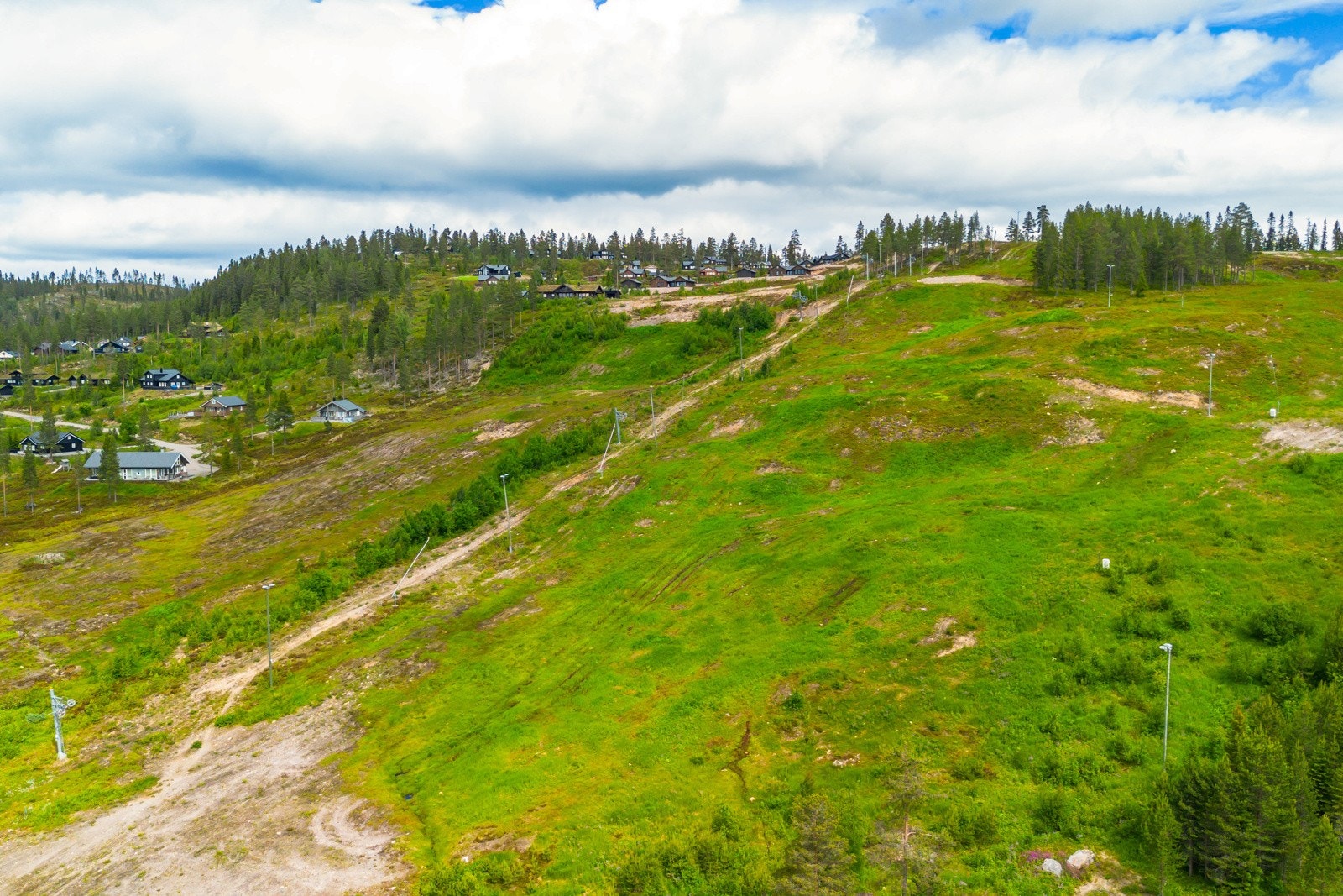Hytta ligger midt i vakker, norsk natur med et flott turterreng. Galleribilde