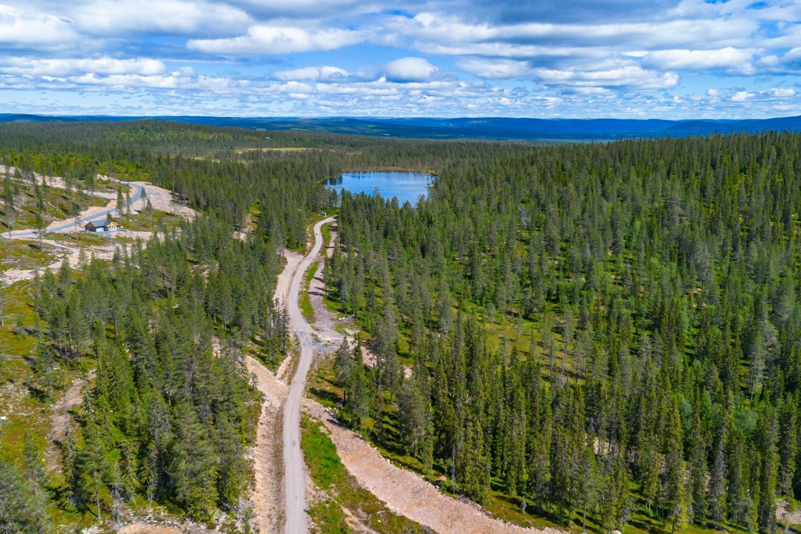 Furutangen Diskgolfpark er en spennende 24 hulls bane, med muligheter for å velge ulike baner. Her finner du nybegynnervennlige hull i begynnelsen av banen, og mer utfordrende hull på slutten. Galleribilde