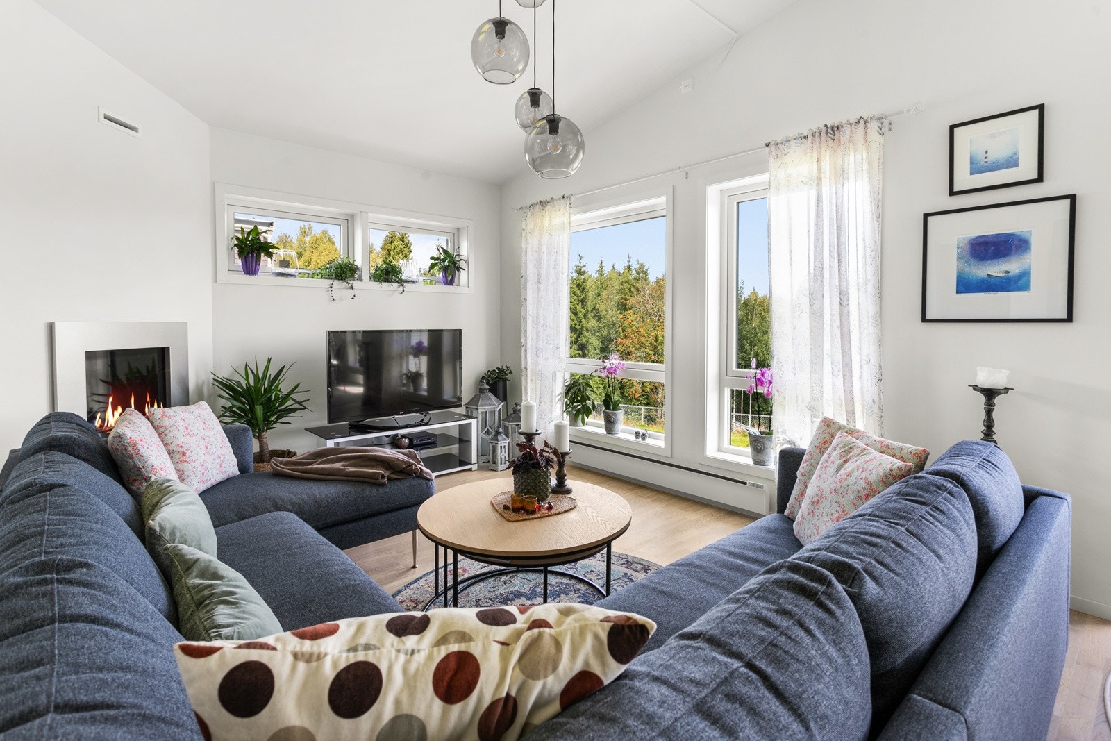 Her kan du innrede med sofa, stuebord, tv- og benk for å skape en koselig tv-krok. De store vindusflatene bringer rikelig med naturlig lys inn i boligen. Galleribilde