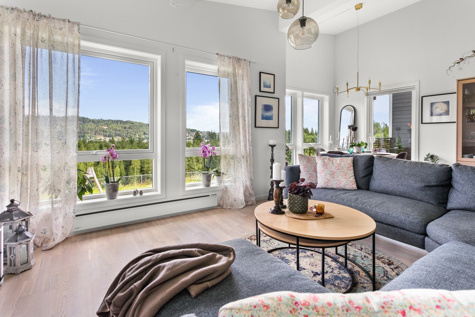 Inne finner du en lys og moderne stue med imponerende takhøyde, som skaper en luftig og innbydende atmosfære. Galleribilde