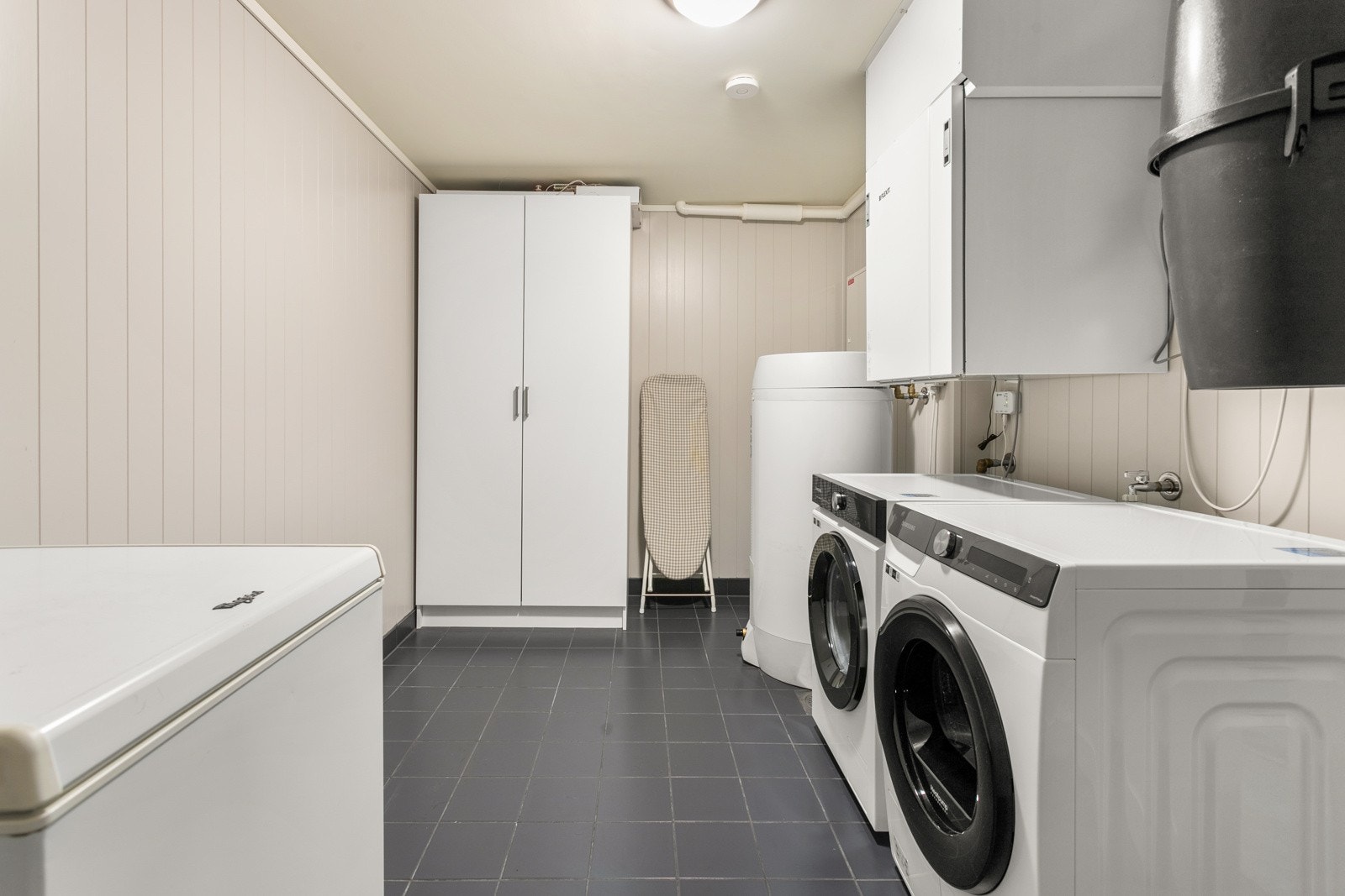 Praktisk bod / vaskerom! Her har du god plass til å kunne ta klesvasken. Galleribilde