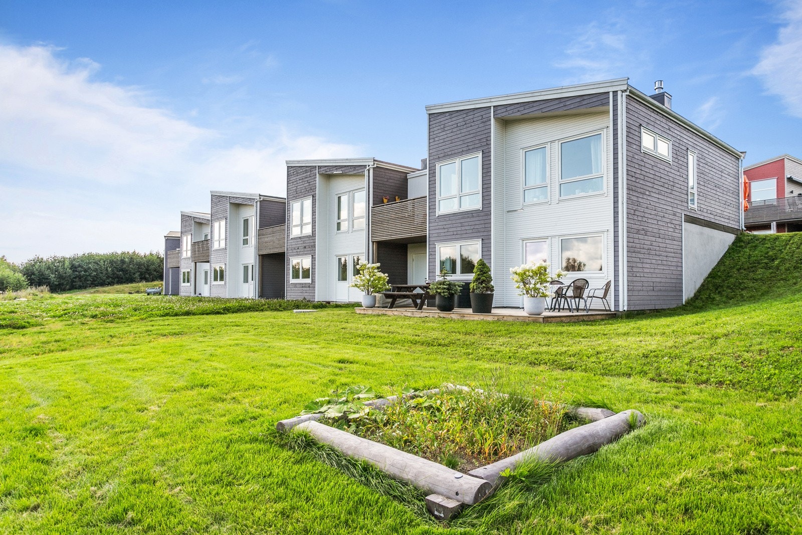 Boligen ligger i nordvendt, i skrående terreng. Det er umiddelbar nærhet til barnehage og barneskole. Grei avstand til butikker, kjøpesenter og spisesteder. Galleribilde