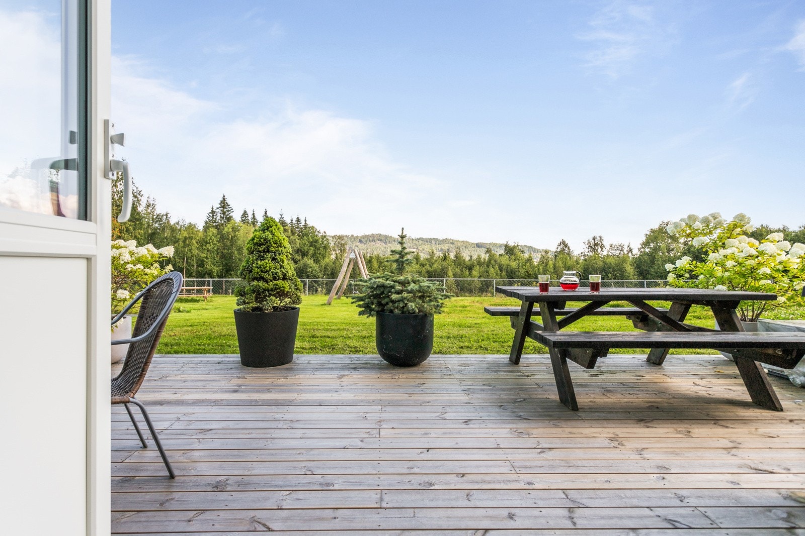 Fra soverommet har du adkomst til en flott terrasse med plass til diverse utemøbler. Galleribilde