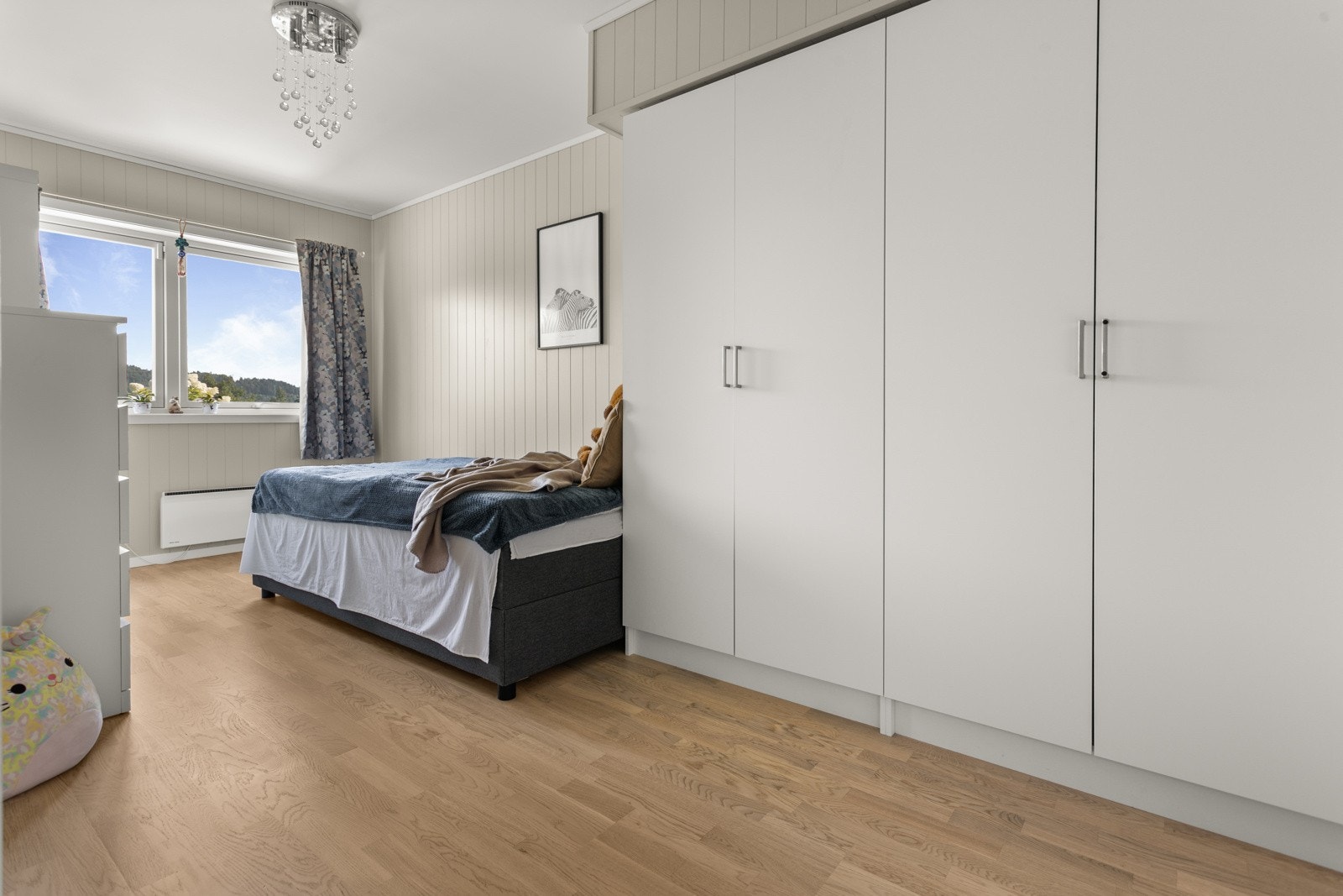 Flott og romslig soverom med plass til stor seng, nattbord og garderobeskap for oppbevaring av tøy og diverse. Galleribilde