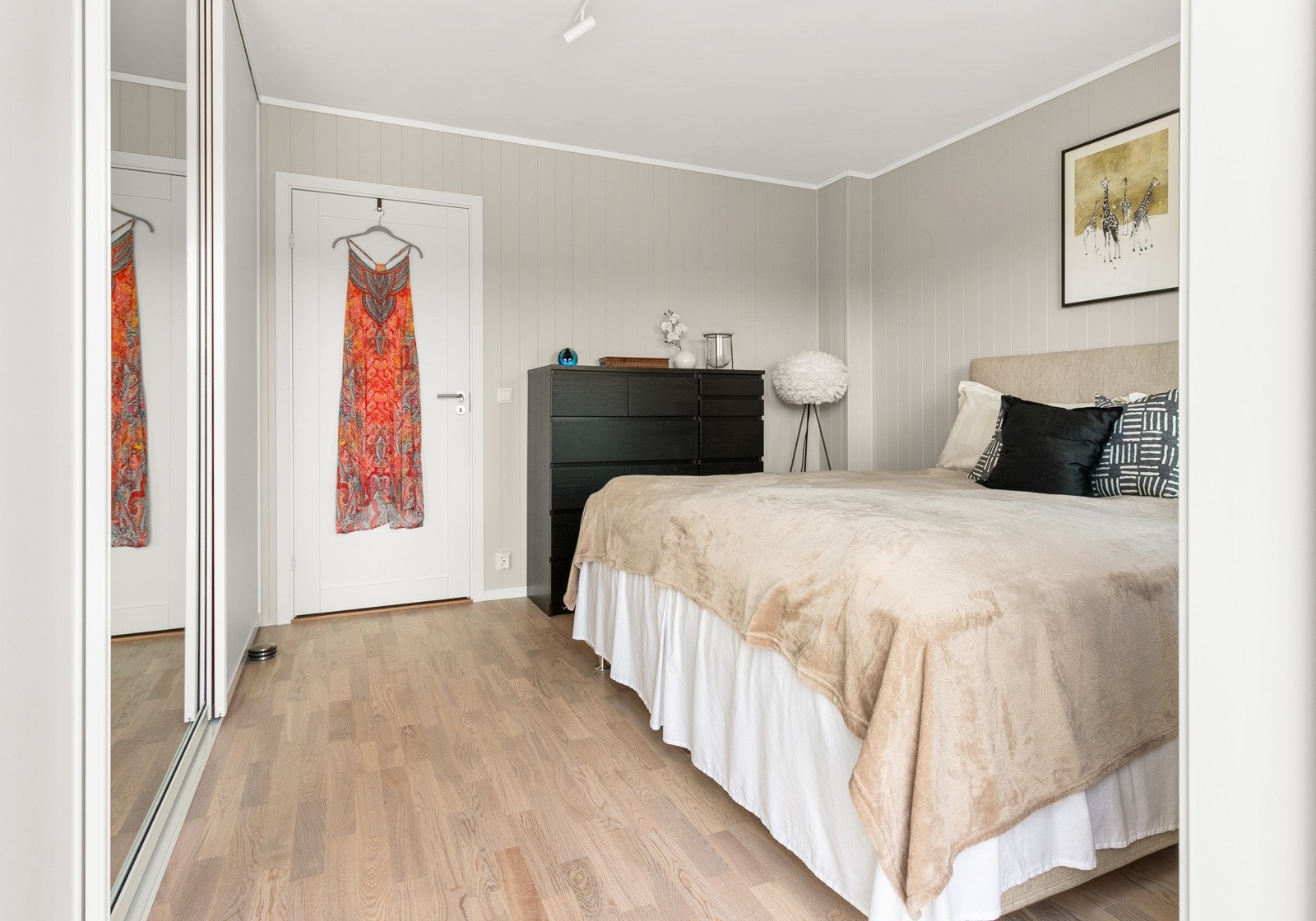 Hovedsoverommet er romslig og har plass til stor seng og nattbord. Galleribilde