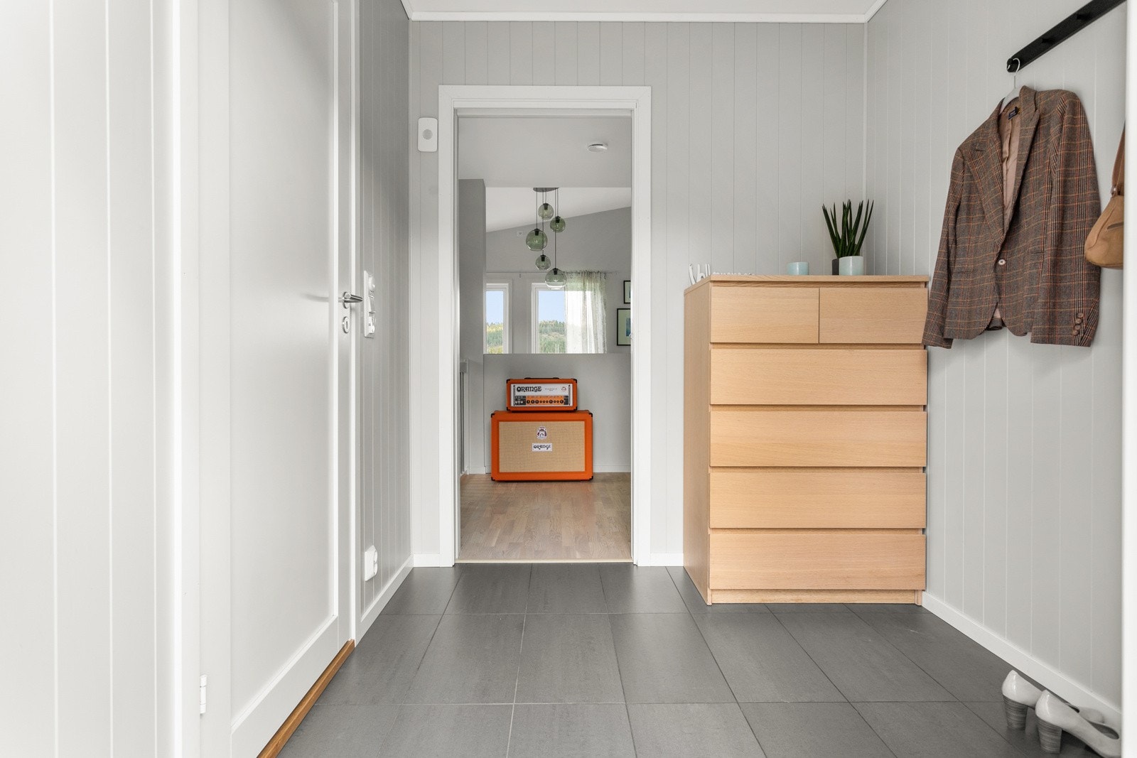 Velkommen inn! Flott flislagt entré med varmekabler i gulvet. Praktisk dersom du har barn eller dyr i hus! Galleribilde