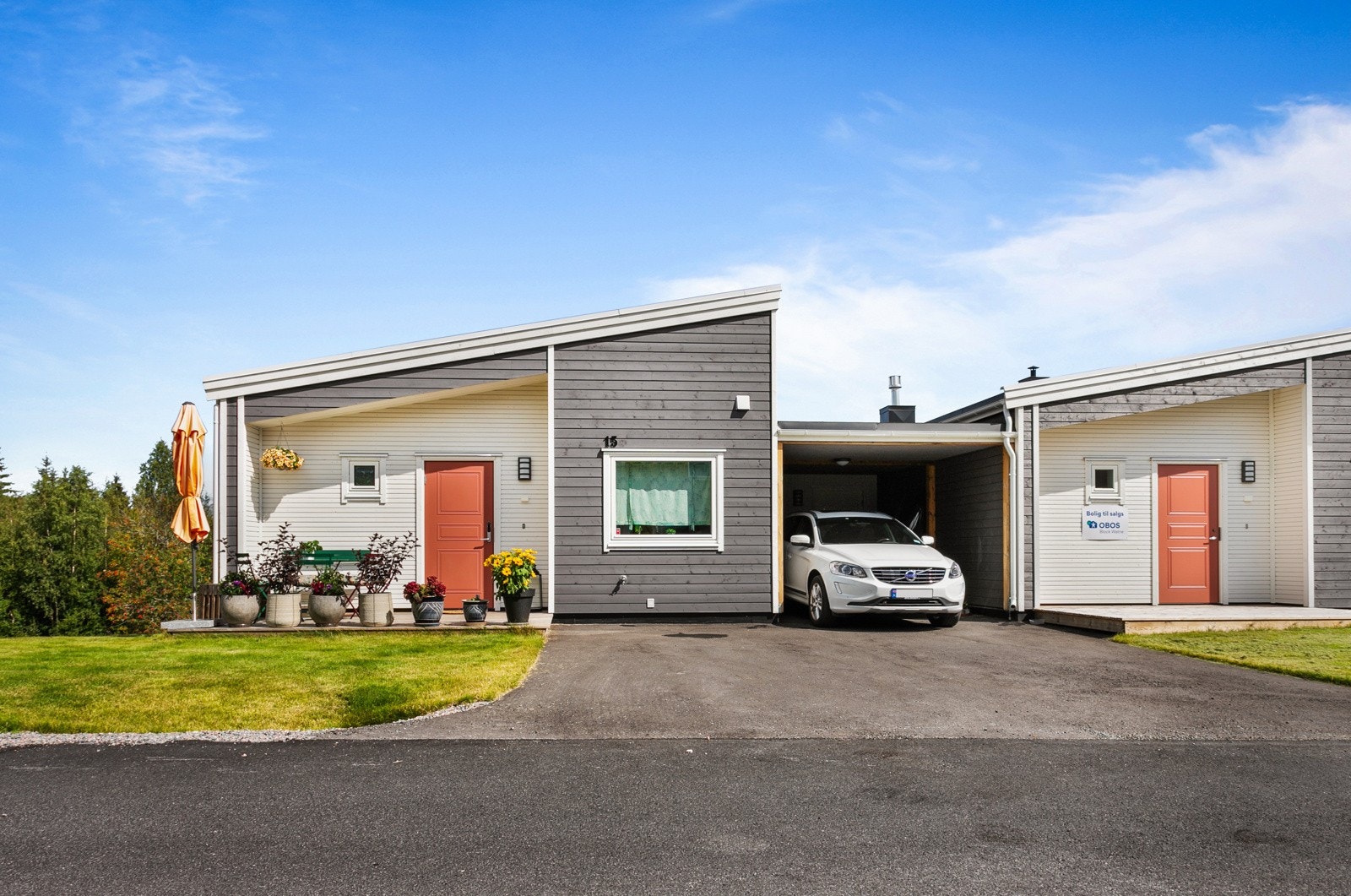 Boligen ligger i enden av rekken og har et pent opparbeidet inngangsparti med platting og gressplen! Selger har gjort tilvang for å få asfaltert innkjørselen større enn det som fulgte med leveransen, her er det plass til tre biler! Galleribilde