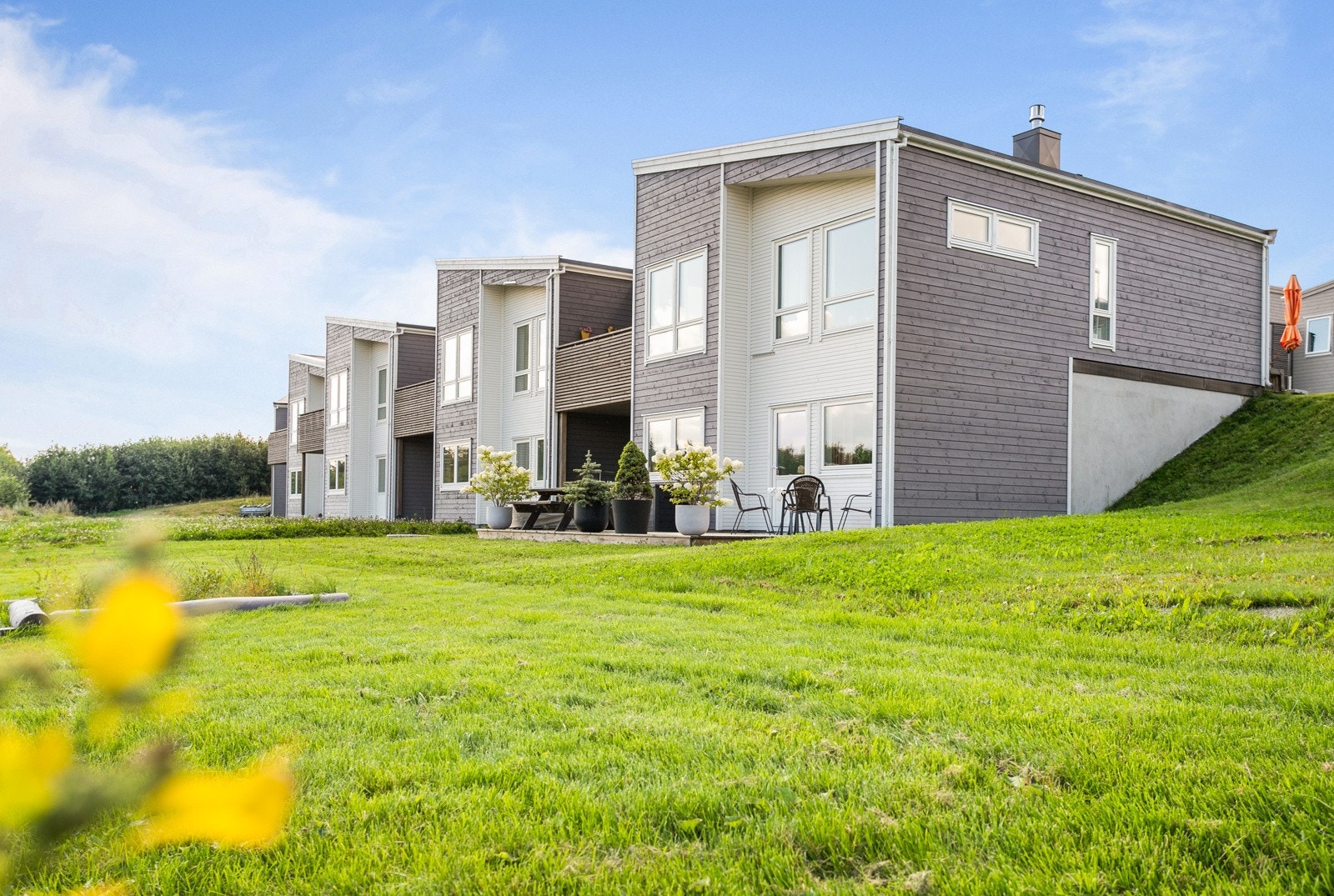 Flott uteområde med romslig platting - perfekt for avslapning og sosiale sammenkomster. Galleribilde