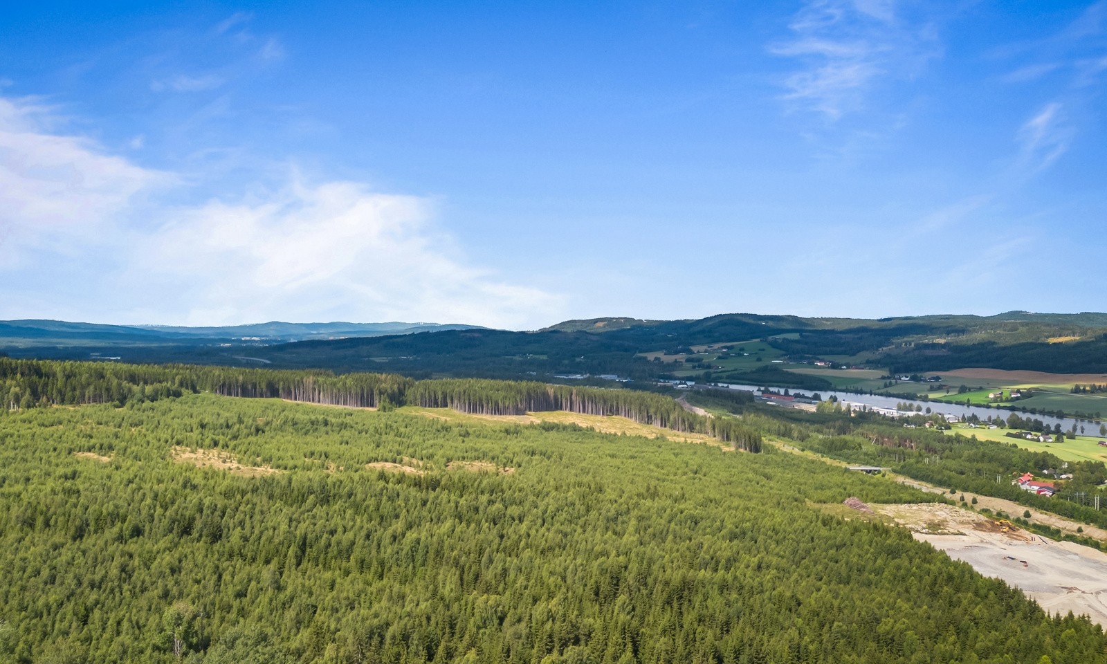 Boligen ligger hyggelig til rett i nærheten av flotte turområder. Fra utgangsdøren kan man gå opp Borghild Langaards veg - og finner en sti som leder deg inn til skog og mark. Galleribilde