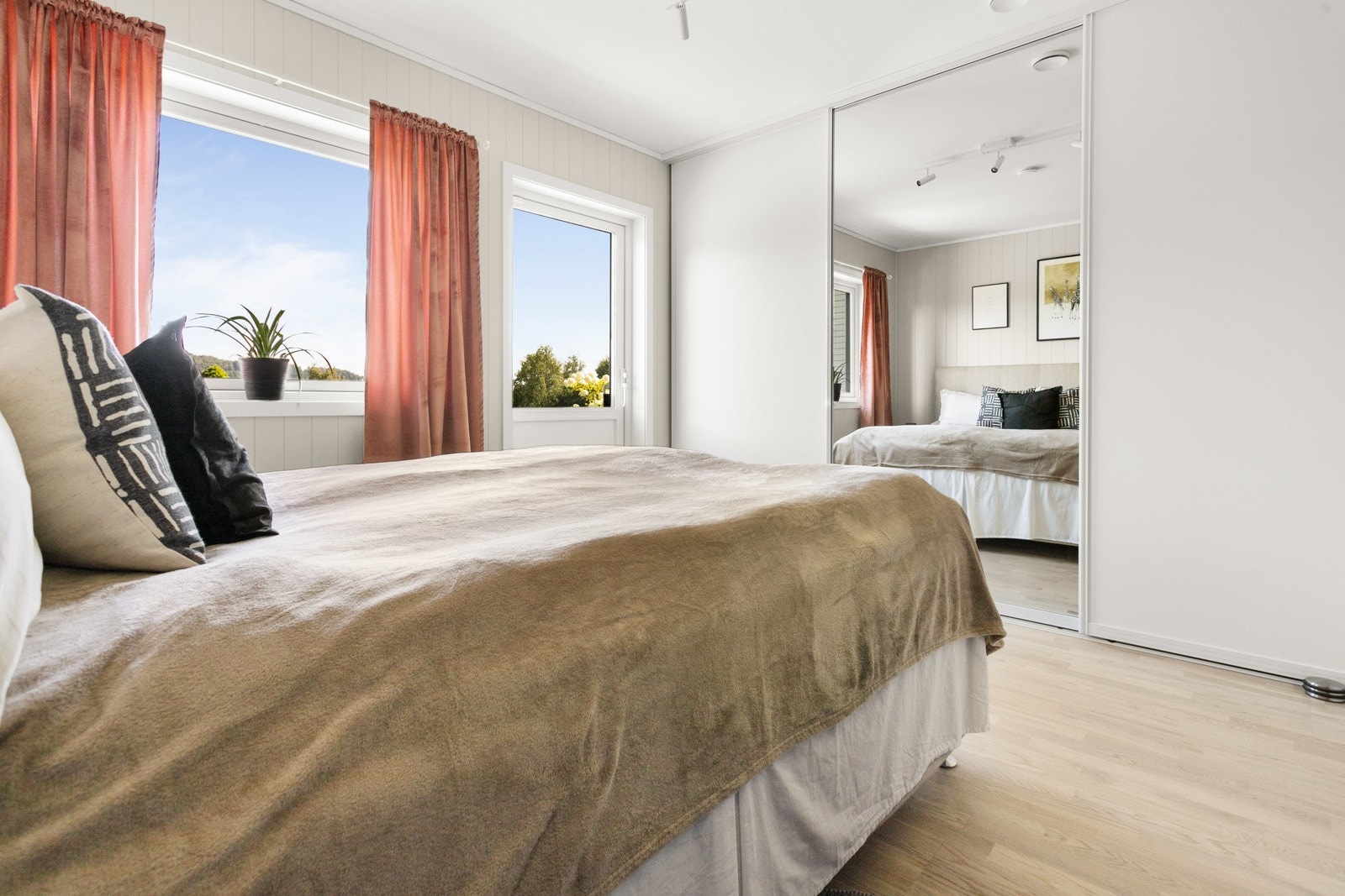 På soverommet har du en romslig skyvedørsgarderobe fra Langlo hvor du kan oppbevare tøy og diverse. Galleribilde