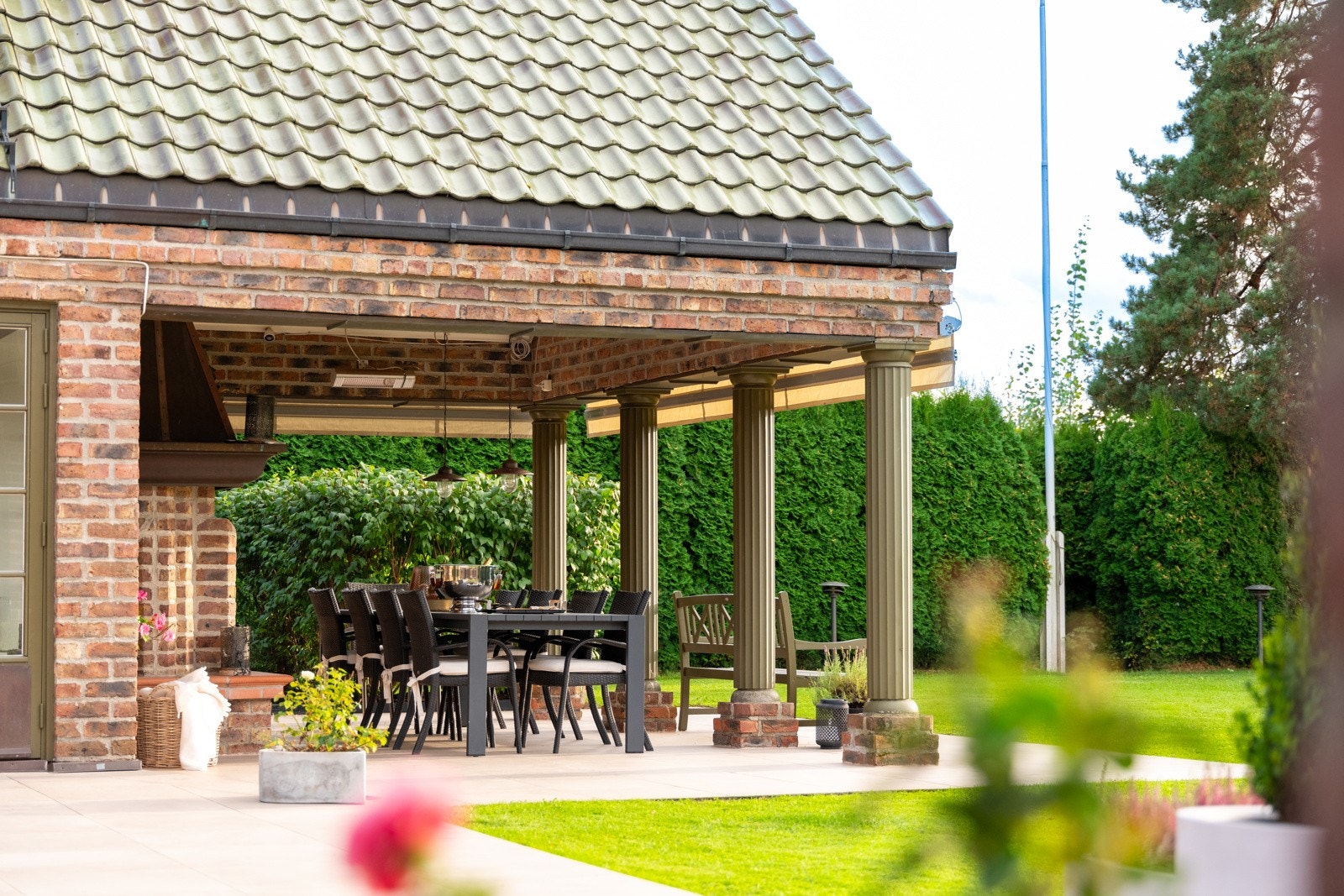 Stor og flytt terrasse med plass til langbord, utegrill og motoriserte markiser