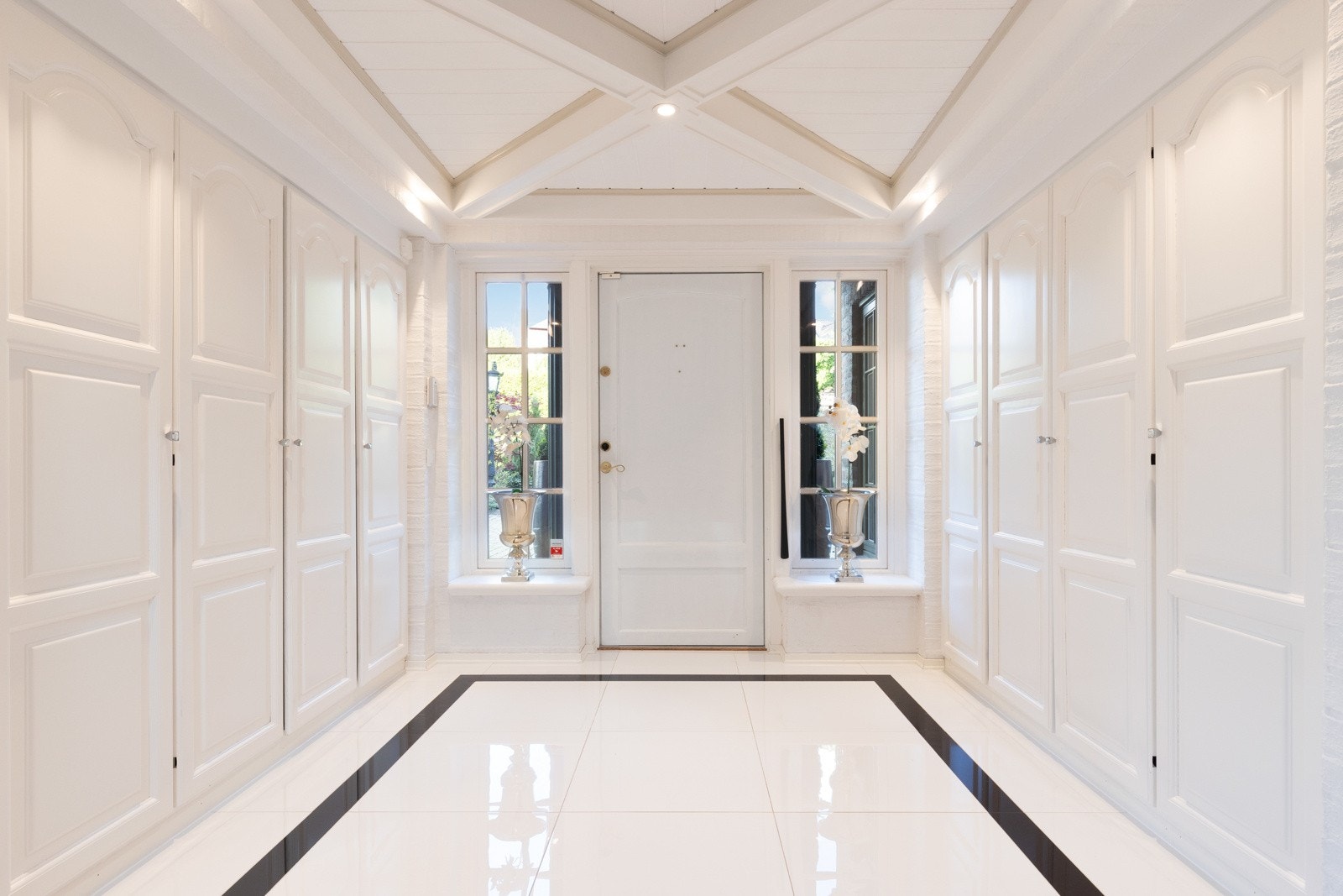 Entréen gir et meget godt førsteinntrykk av boligen og er innredet med en rekke plassbygde garderobeskap.