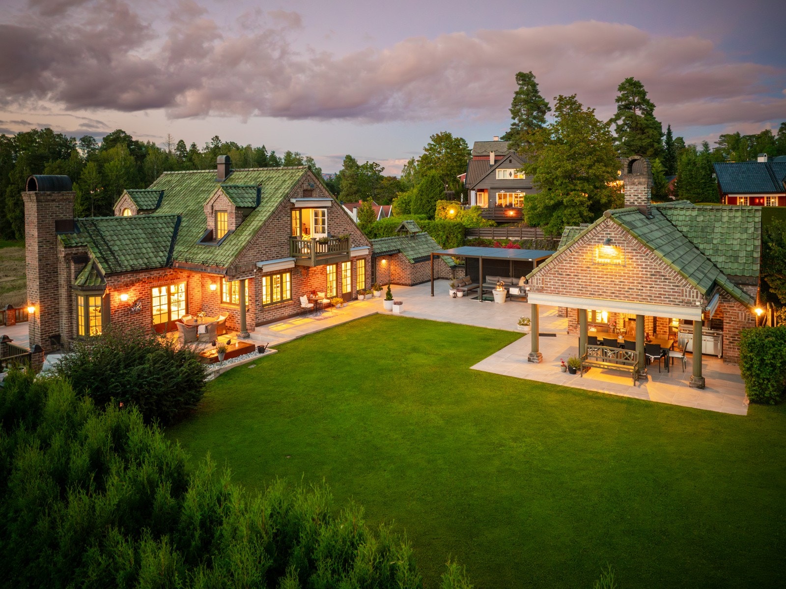 Eiendommen er tegnet av arkitekt Finn Sandmæl, og består av en sammenhengende bygning i underetasjen, og to separate bygninger over bakkeplan.