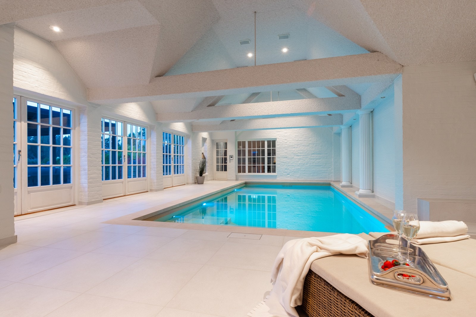 Nye delikte 60x60 fliser og varmekabler i gulv. Det er montert automatisk klor og PH for kjemikalier i bassengvann.