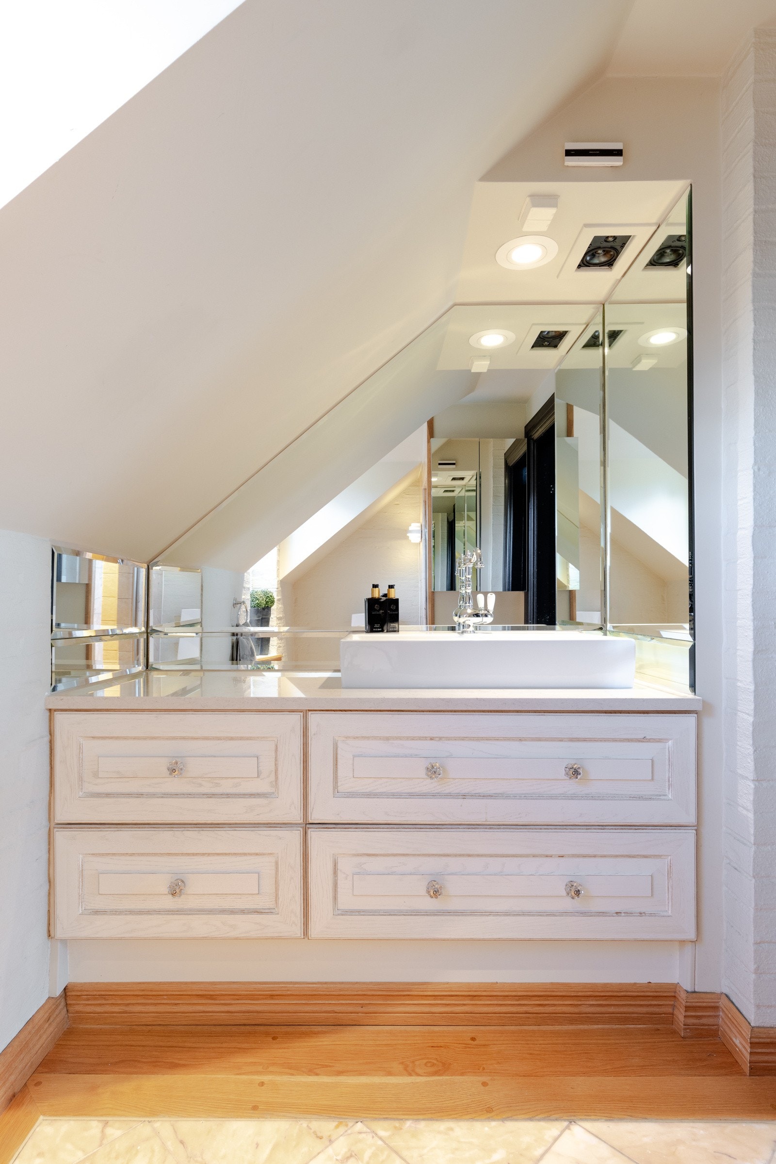 Tilpasset baderomsinnredning med ovenpåliggende servant, skuffer og speil.