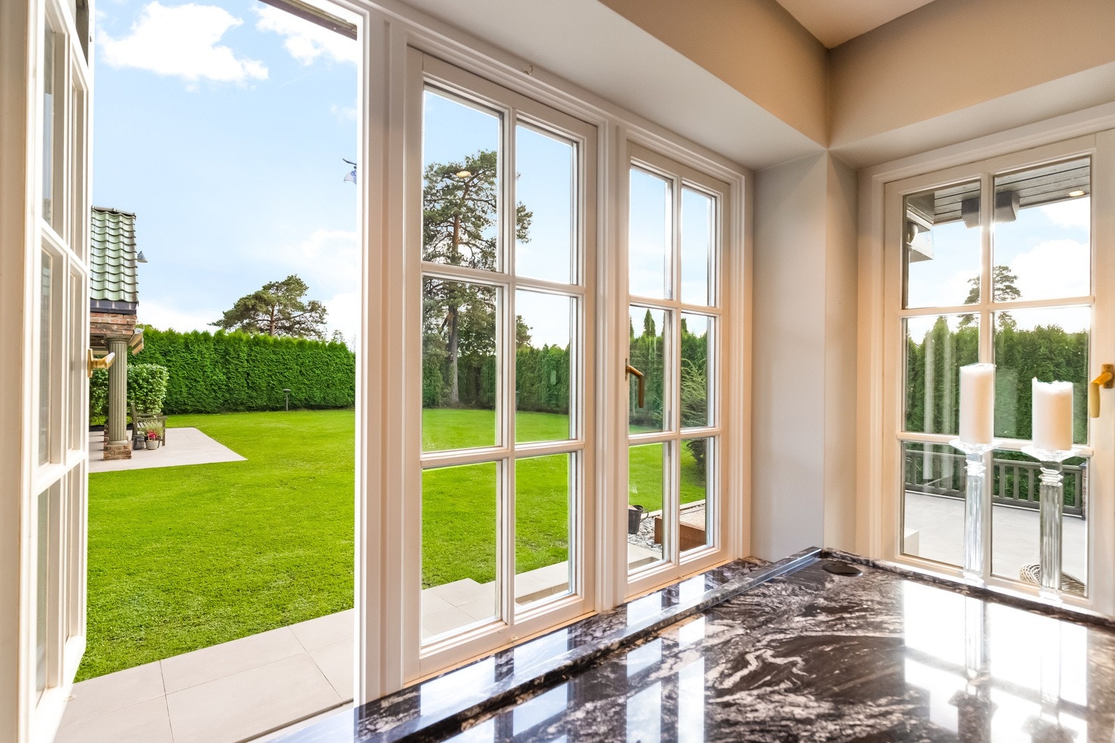 Romslig kjøkken med nydelig utsyn til hage/uteområde