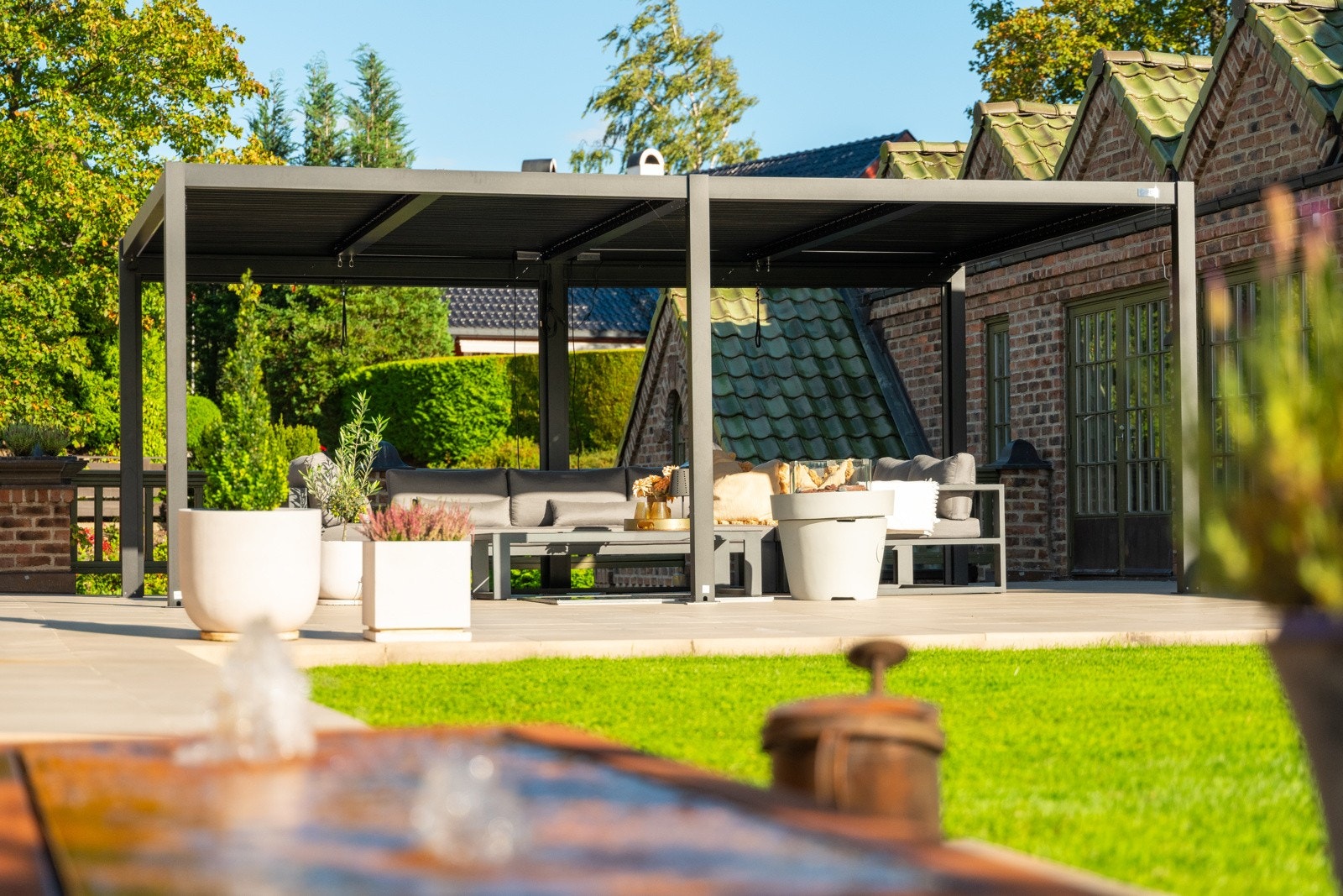 Terrasse og hage har rikelig med forskjellige soner. Det er også installert en ny pergola som passer utmerket til hyggelige tilstelninger og måltider