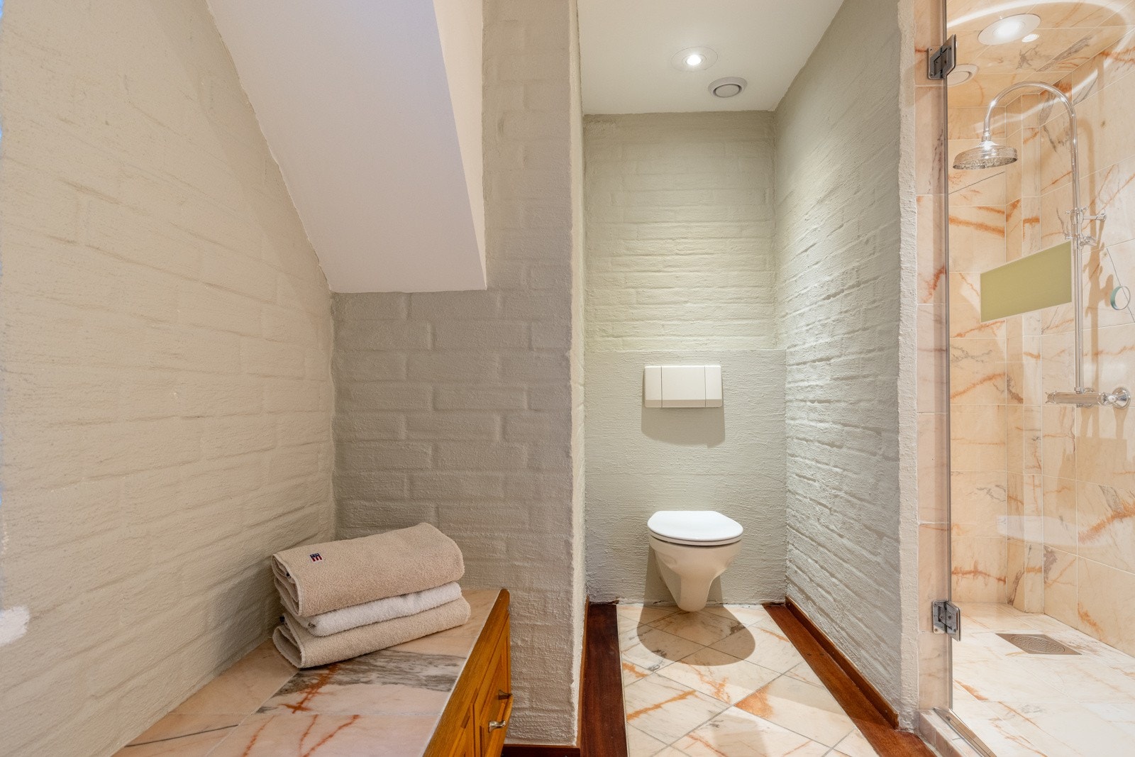 Pent bad med fliser og omramming i skibsgulv på gulv, samt fliser på deler av vegger.