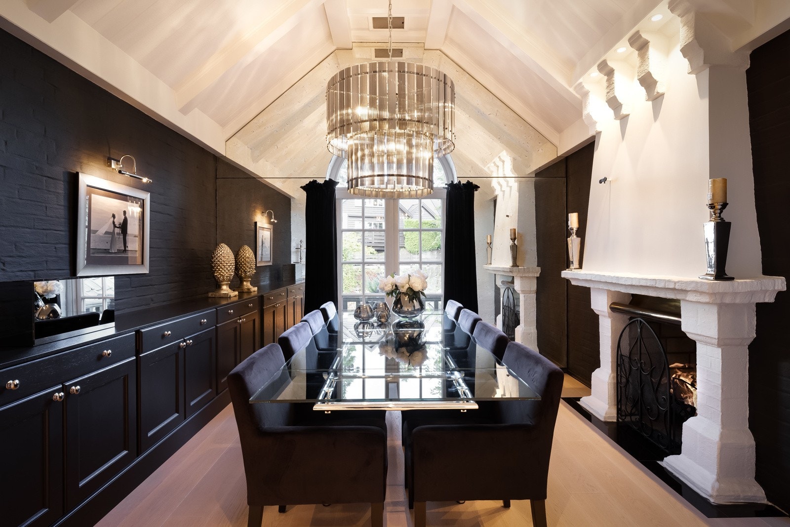 Flotte vindusløsninger fyller rommet med lys og skaper en helt spesiell atmosfære med sine bueformede vinduer og tilhørende balkong.