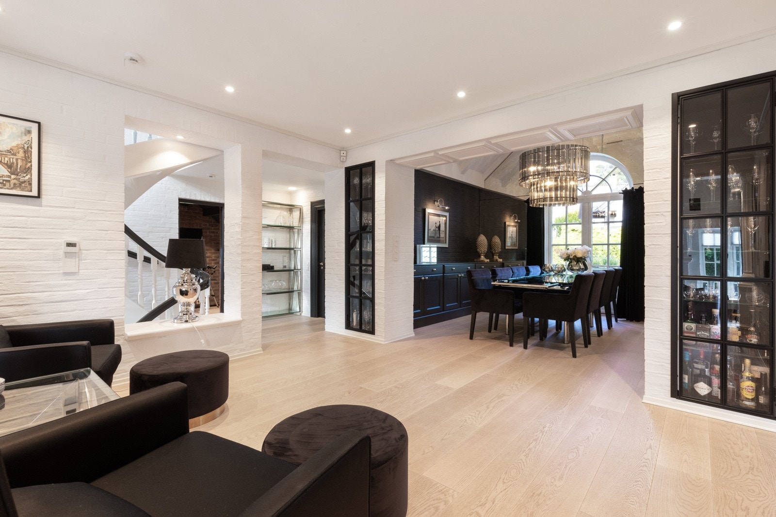 I 2020 ble det lagt vannbåren gulvvarme og en-stavs eikeparkett i hele første etasje med unntak av gjestetoalett.