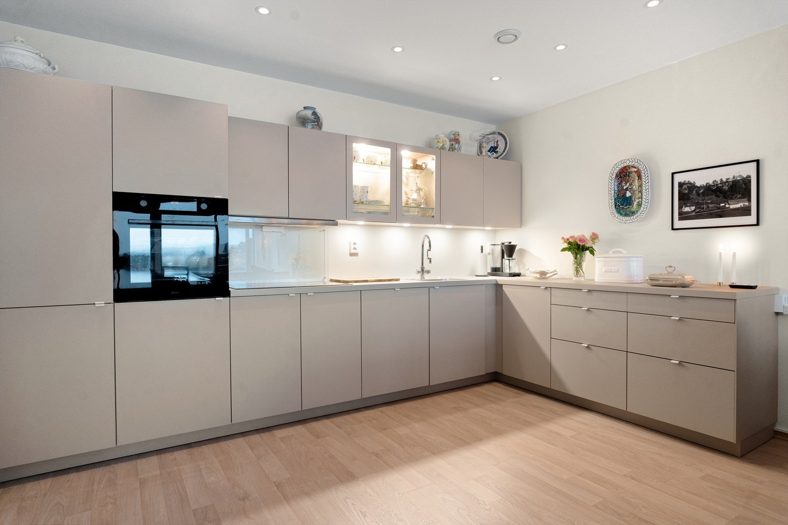 Lekker stilfull kjøkkeninnredning med integrerte hvitevarer Galleribilde